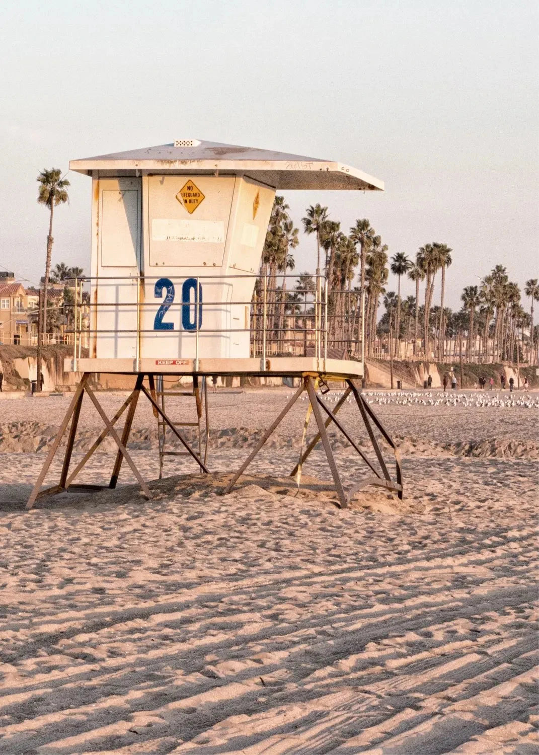 Schwarz-weiß Poster von einem Lifeguard am Huntington Beach in Kalifornien, 21x29,7 cm, von Cosman-Photocollection