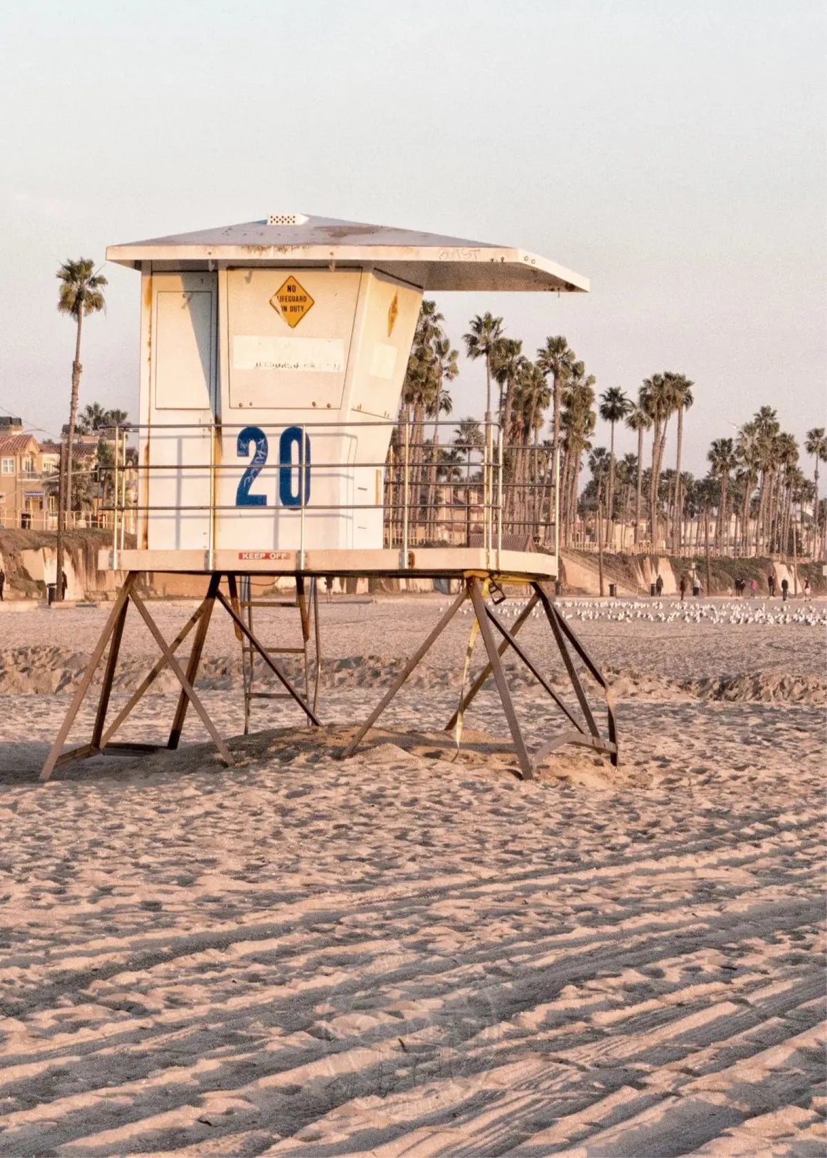 Schwarz-weiß Poster von einem Lifeguard am Huntington Beach in Kalifornien, 21x29,7 cm, von Cosman-Photocollection