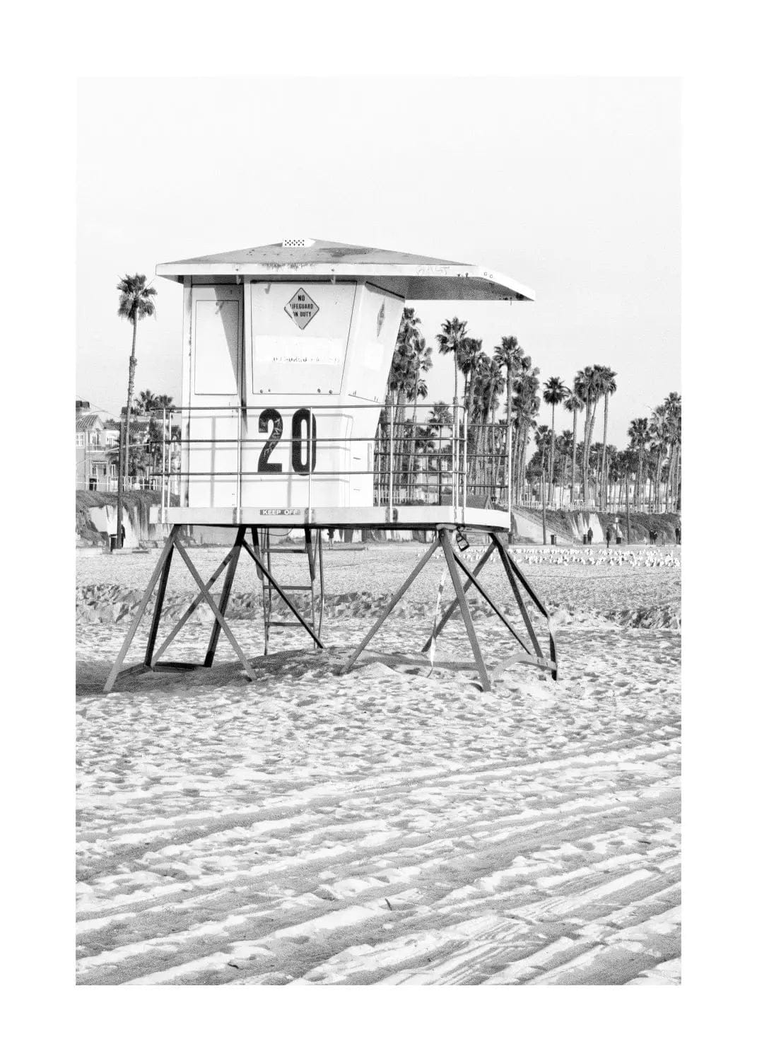 Schwarz-weiß Poster von Lifeguard in Huntington Beach, Kalifornien, von Cosman-Photocollection, A4-Größe, mit weißem Rand.