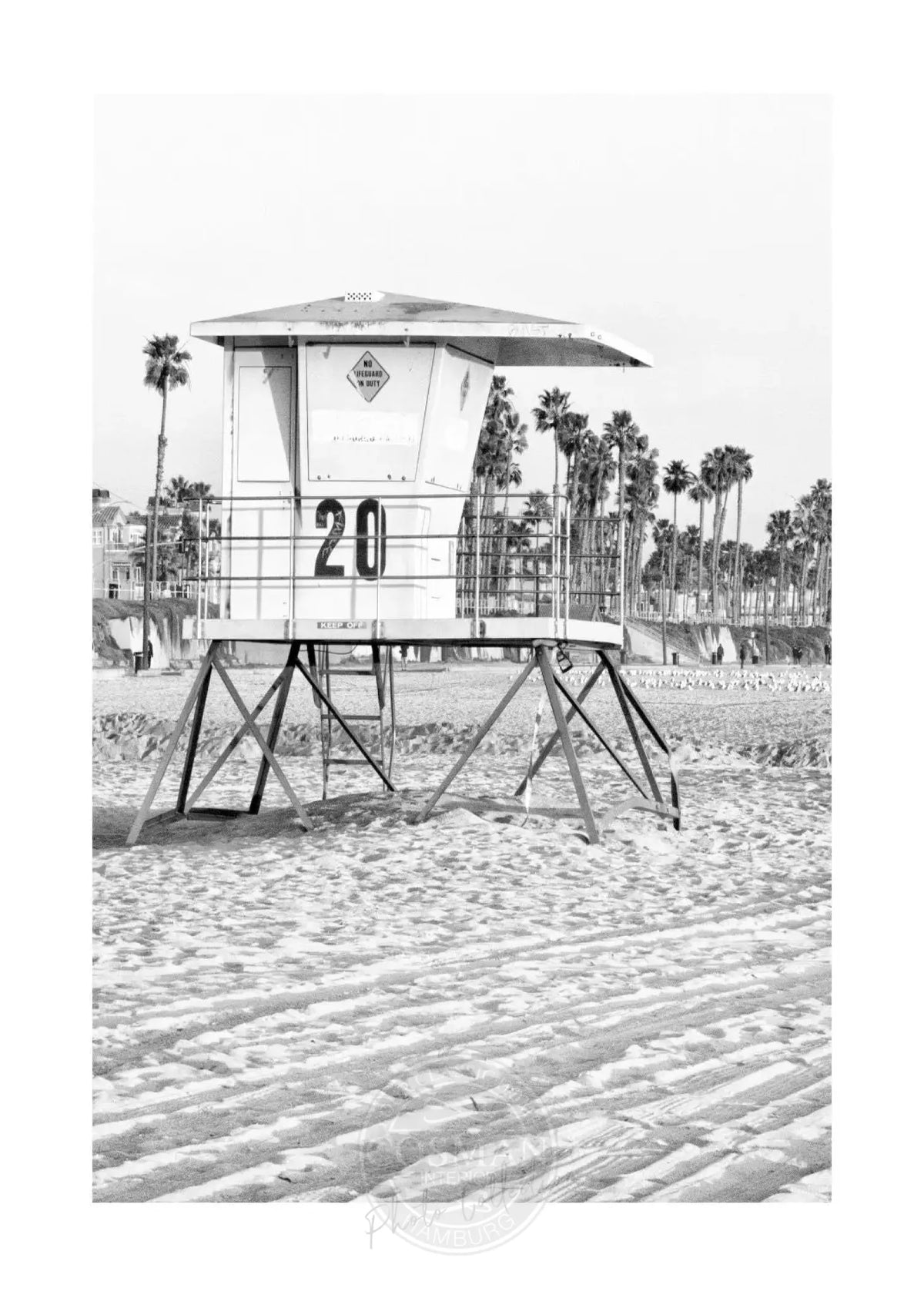 Schwarz-weiß Poster von Lifeguard in Huntington Beach, Kalifornien, von Cosman-Photocollection, A4-Größe, mit weißem Rand.