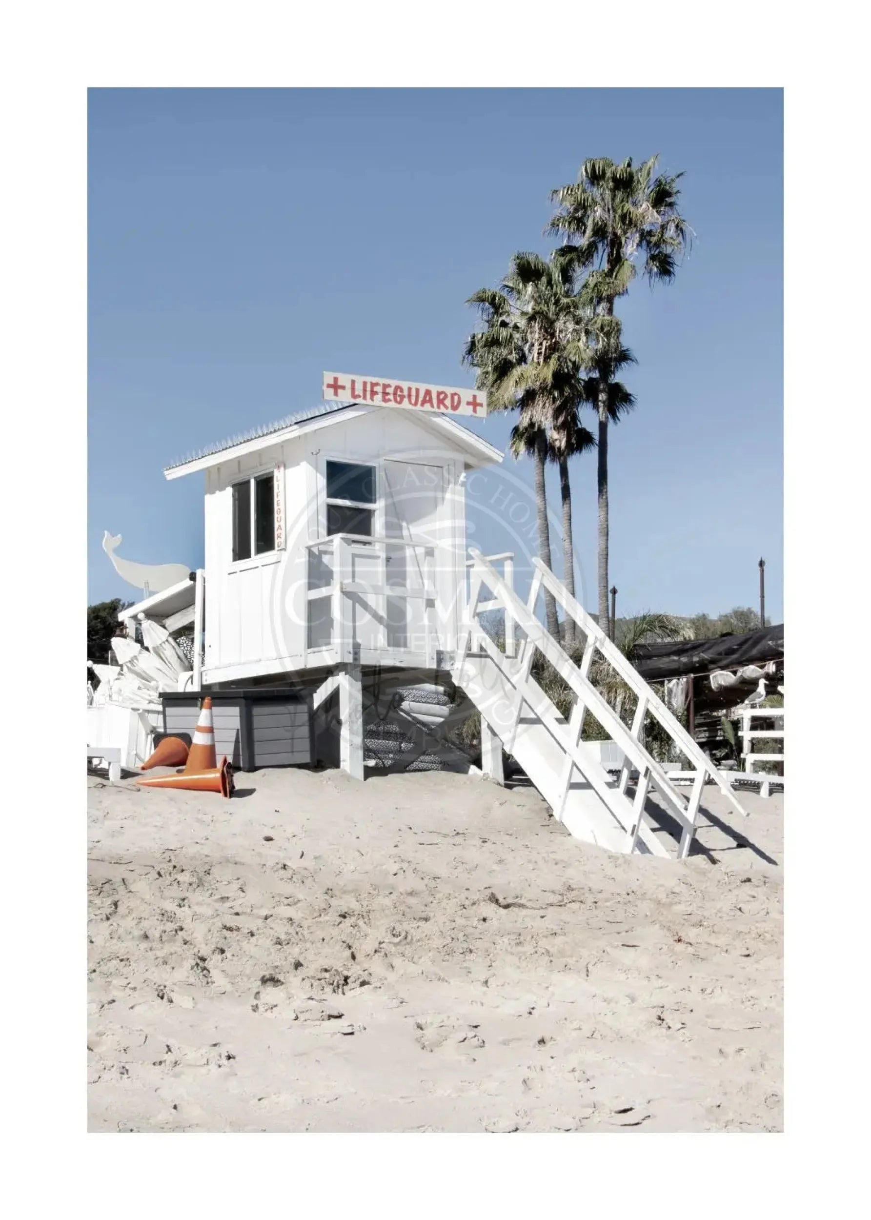 Schwarzweiß-Poster Kalifornien Malibu Beach Lifeguard von Cosman-Photocollection, 21x29,7 cm, mit weißem Rand