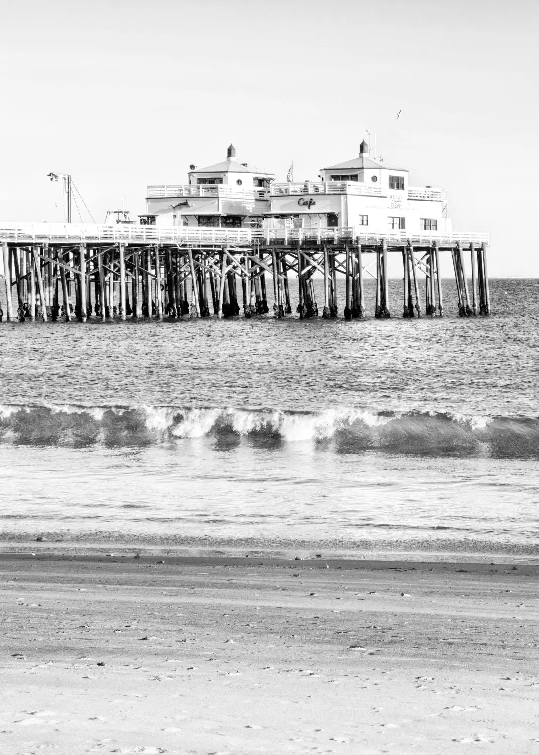 Schwarz-weiß Poster von Malibu Beach Pier in Kalifornien, 21x29,7 cm, von Cosman-Photocollection.