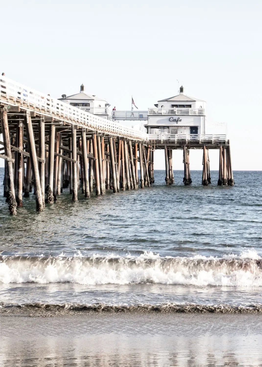Schwarz-Weiß-Poster von Malibu Beach Pier in Kalifornien, 21x29,7cm, von Cosman-Photocollection, mit weißem Rand.