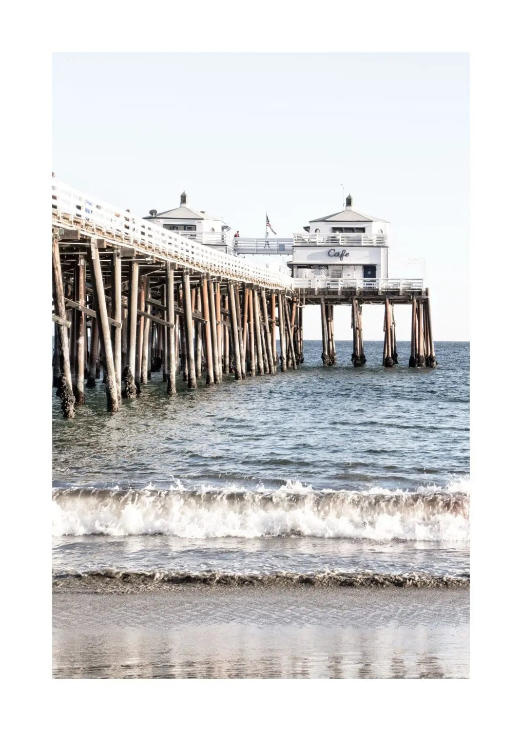 Schwarz-weiß Poster von Malibu Beach Pier in Kalifornien, 21x29,7 cm, von Cosman-Photocollection mit weißem Rand.