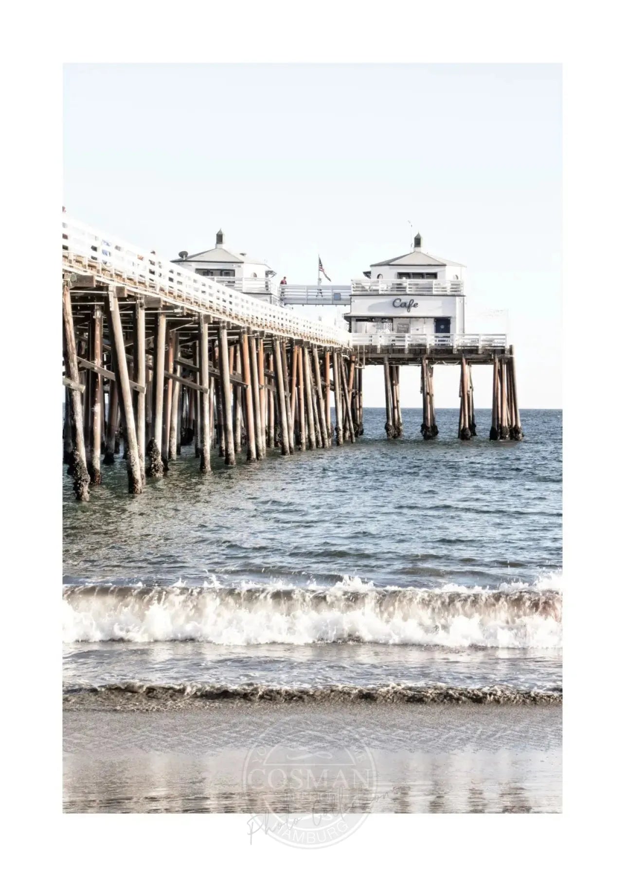 Schwarz-weiß Poster von Malibu Beach Pier in Kalifornien, 21x29,7 cm, von Cosman-Photocollection mit weißem Rand.