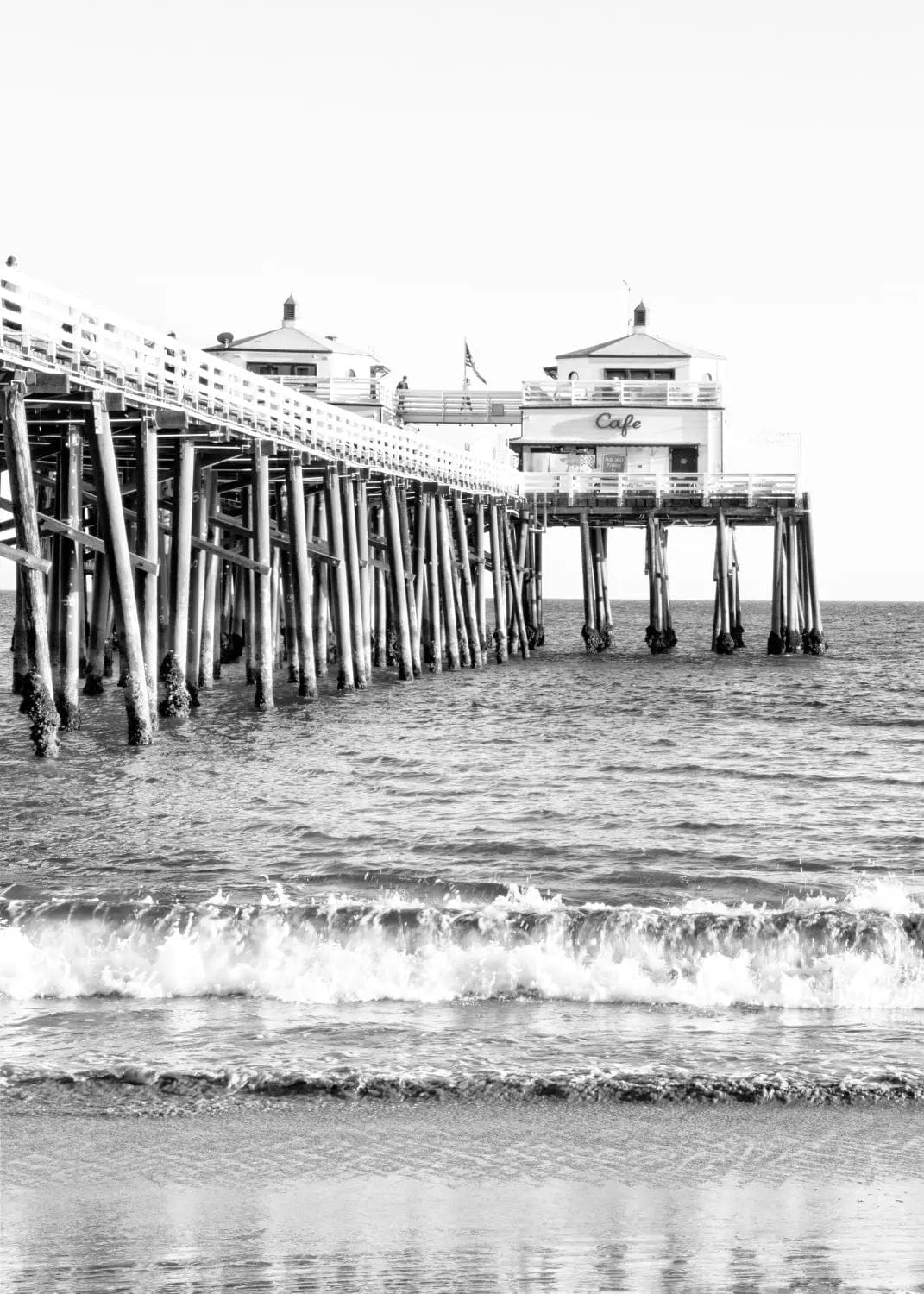 Schwarz-weiß Poster von Malibu Beach Pier in Kalifornien, 21x29,7 cm, von Cosman-Photocollection, mit weißem Rand