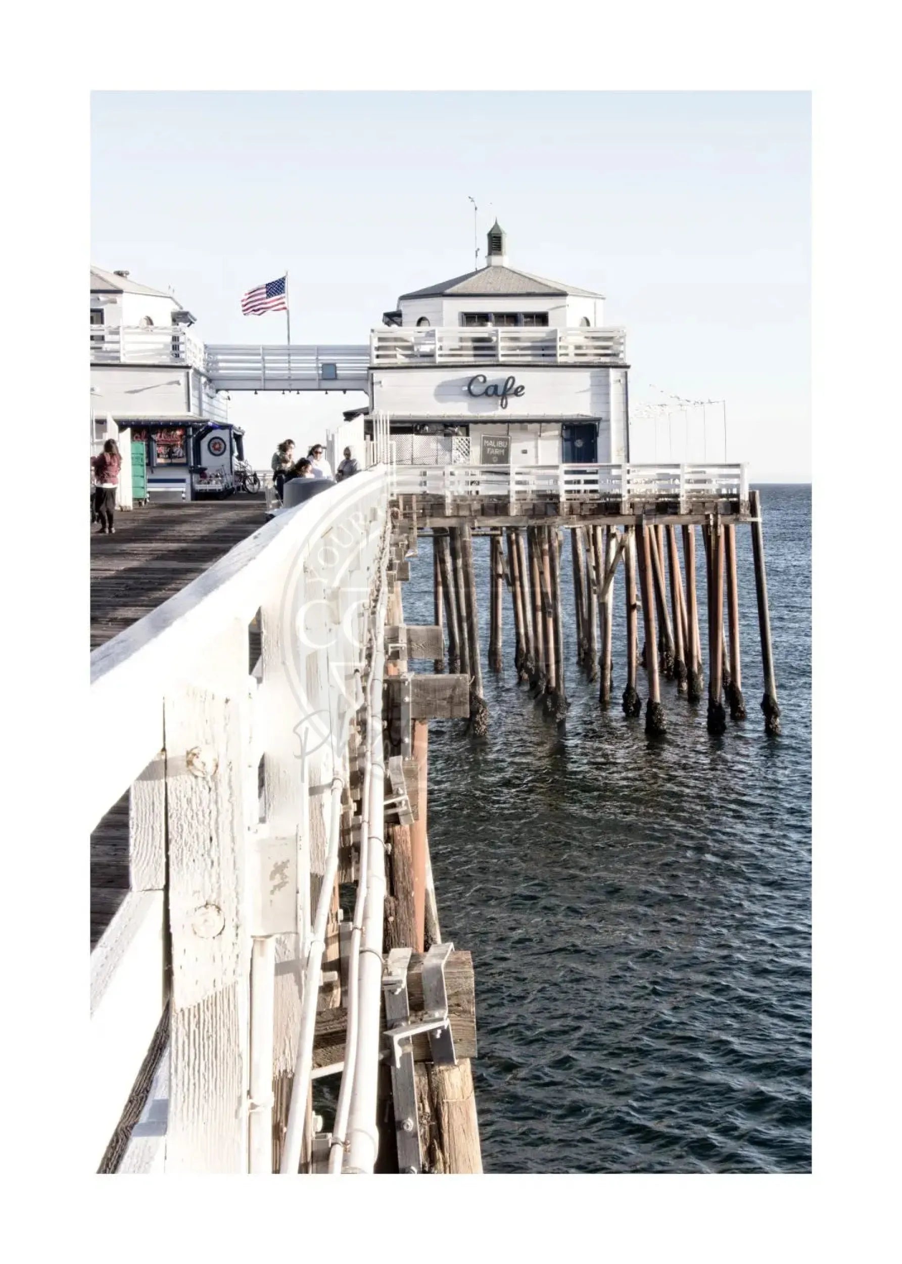 Schwarz-weiß Poster von Malibu Beach Pier in Kalifornien, 21x29,7 cm, von Cosman-Photocollection, mit weißem Rand