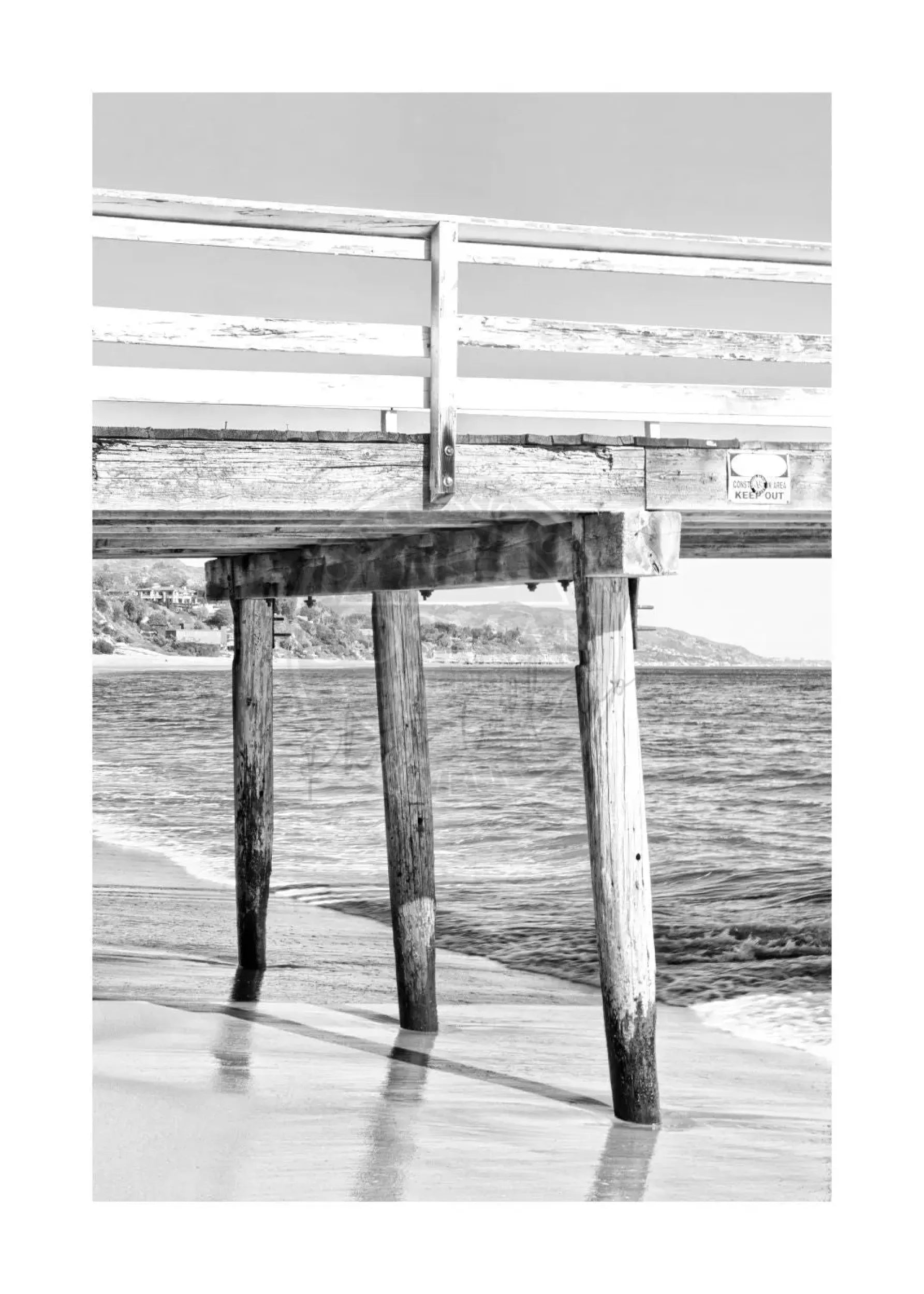 Schwarzweiß-Poster von Malibu Pier in Kalifornien, 21x29,7 cm, von Cosman-Photocollection, mit weißem Rand.