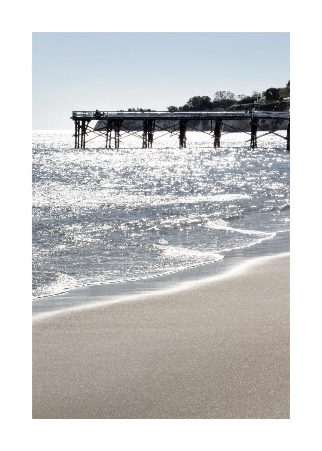 Schwarz-weiß Poster von Malibu Pier in Kalifornien, 21x29,7 cm, von Cosman-Photocollection, mit weißem Rand.