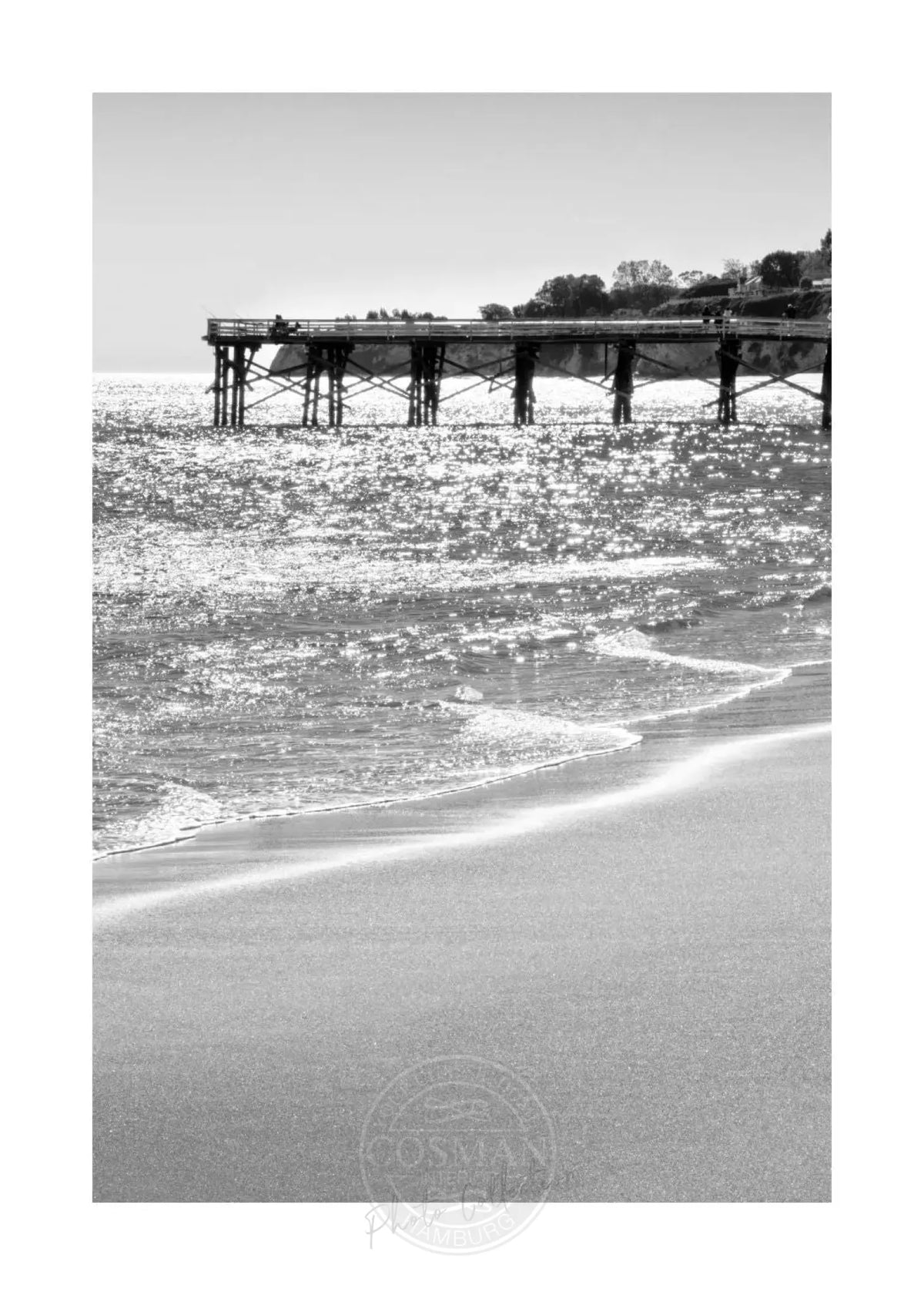 Schwarz-weiß Poster von Malibu Pier in Kalifornien, 21x29,7 cm, von Cosman-Photocollection mit weißem Rand.