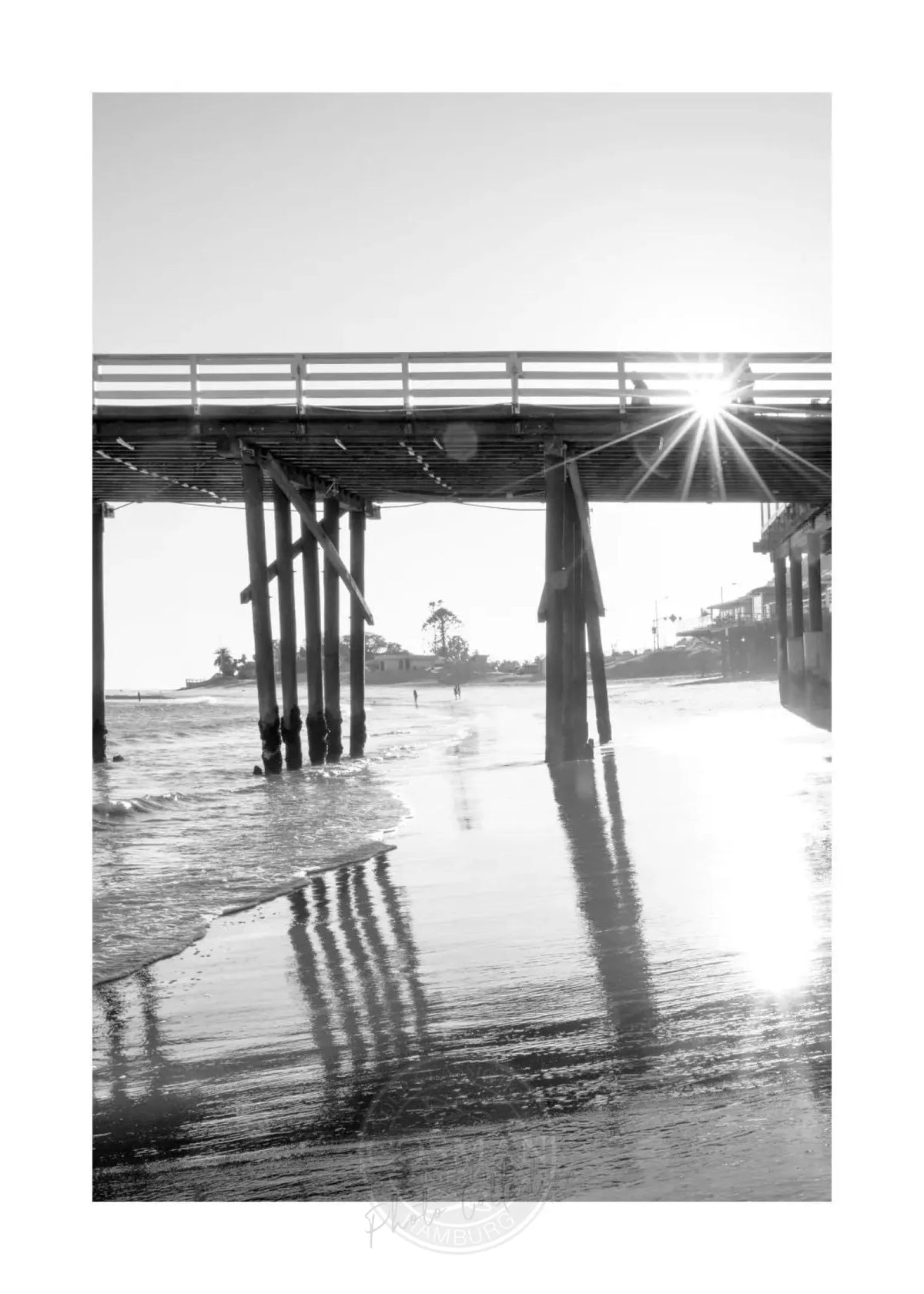 Schwarz-weiß Poster von Malibu Pier in Kalifornien, 21x29,7 cm, von Cosman-Photocollection, mit weißem Rand.