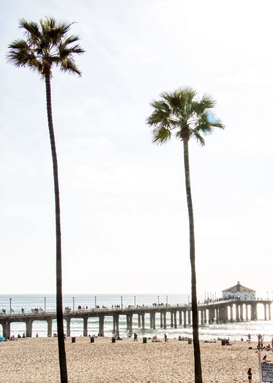 Schwarz-weiß Poster von Manhattan Beach, Kalifornien, im A4-Format, von Cosman-Photocollection, mit weißem Rand.