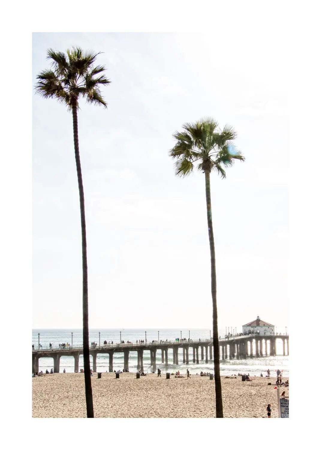 Schwarzweiß-Poster von Manhattan Beach, Kalifornien, im A4-Format, von Cosman-Photocollection, mit weißem Rand.