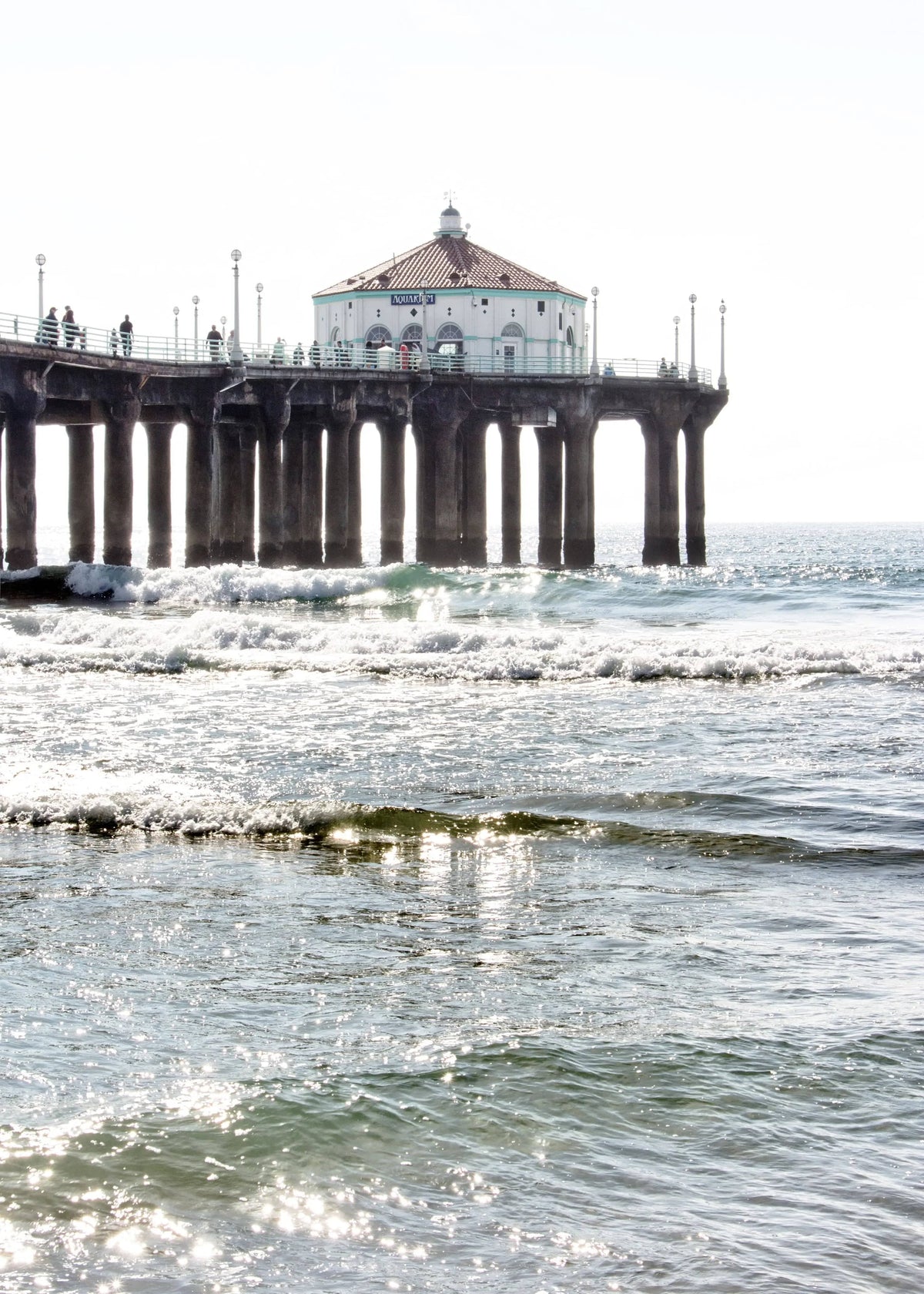 Schwarz-weiß Poster von Cosman-Photocollection: Manhattan Beach Pier in Kalifornien, 21x29,7 cm, mit weißen Rand.