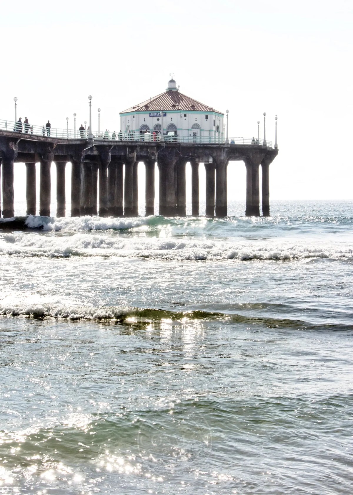Schwarz-weiß Poster von Cosman-Photocollection: Manhattan Beach Pier in Kalifornien, 21x29,7 cm, mit weißen Rand.