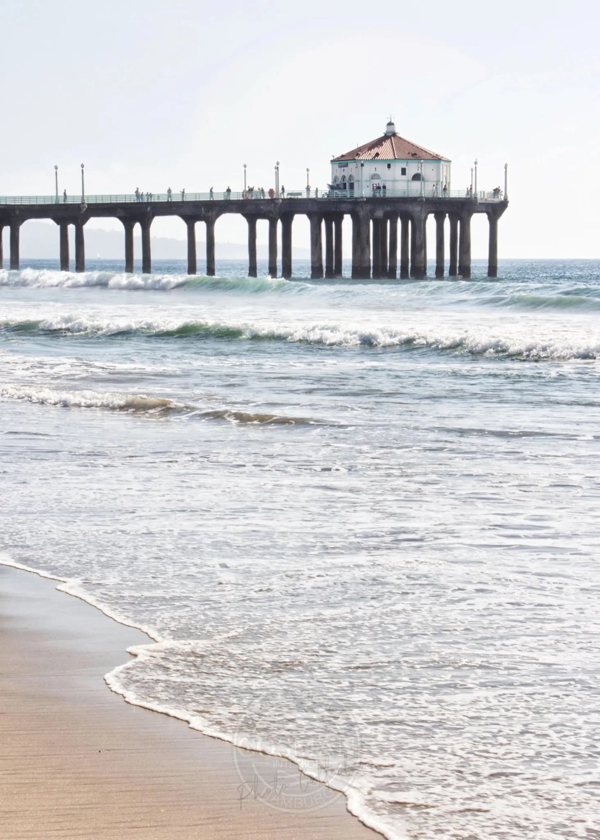 Schwarzweiß-Poster von Cosman-Photocollection mit Motiv des Manhattan Beach Piers in Kalifornien, 21x29,7 cm.