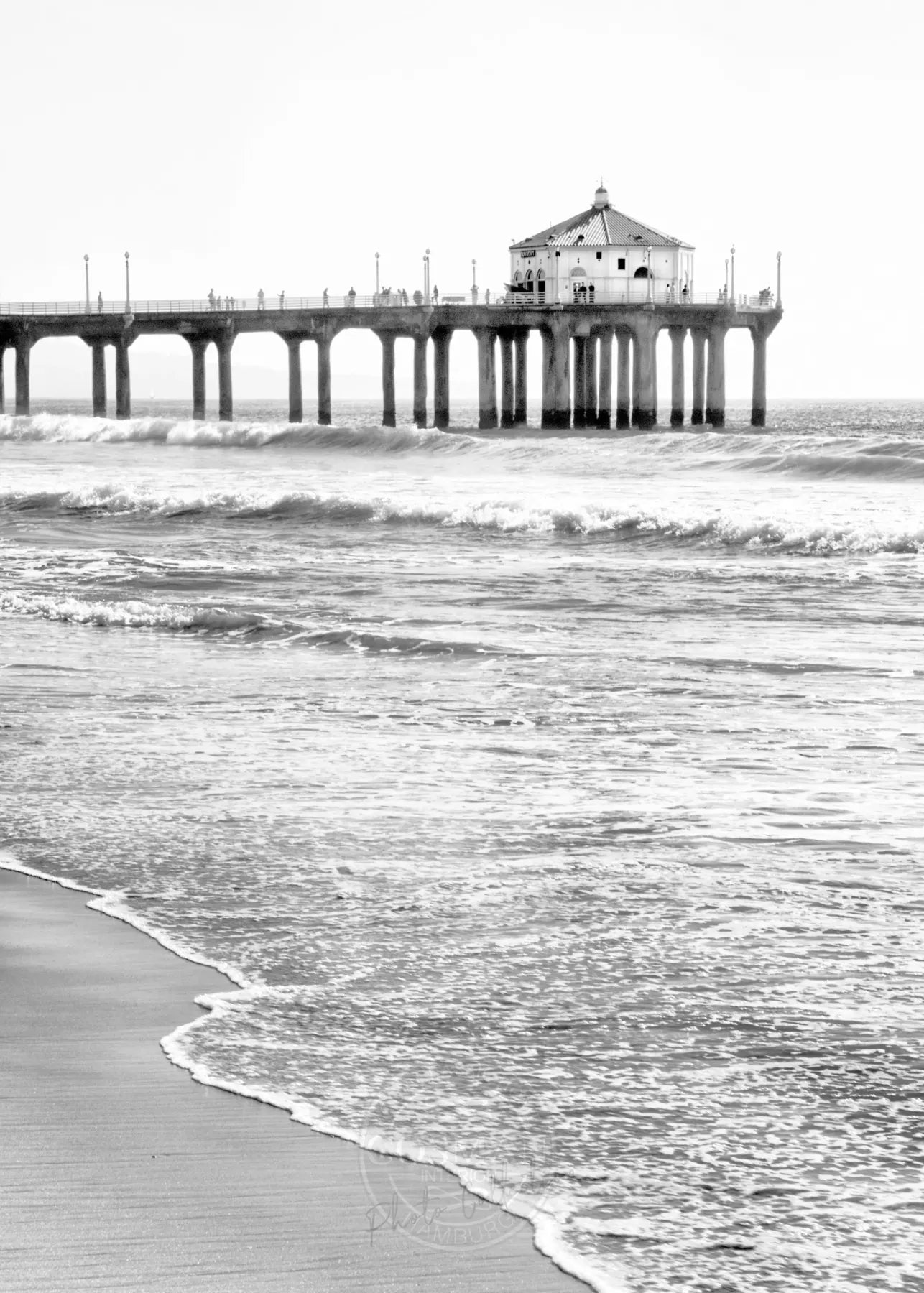 Schwarz-weiß Poster von Cosman-Photocollection, Kalifornien Manhattan Beach Pier, 21x29,7 cm, mit weißem Rand.