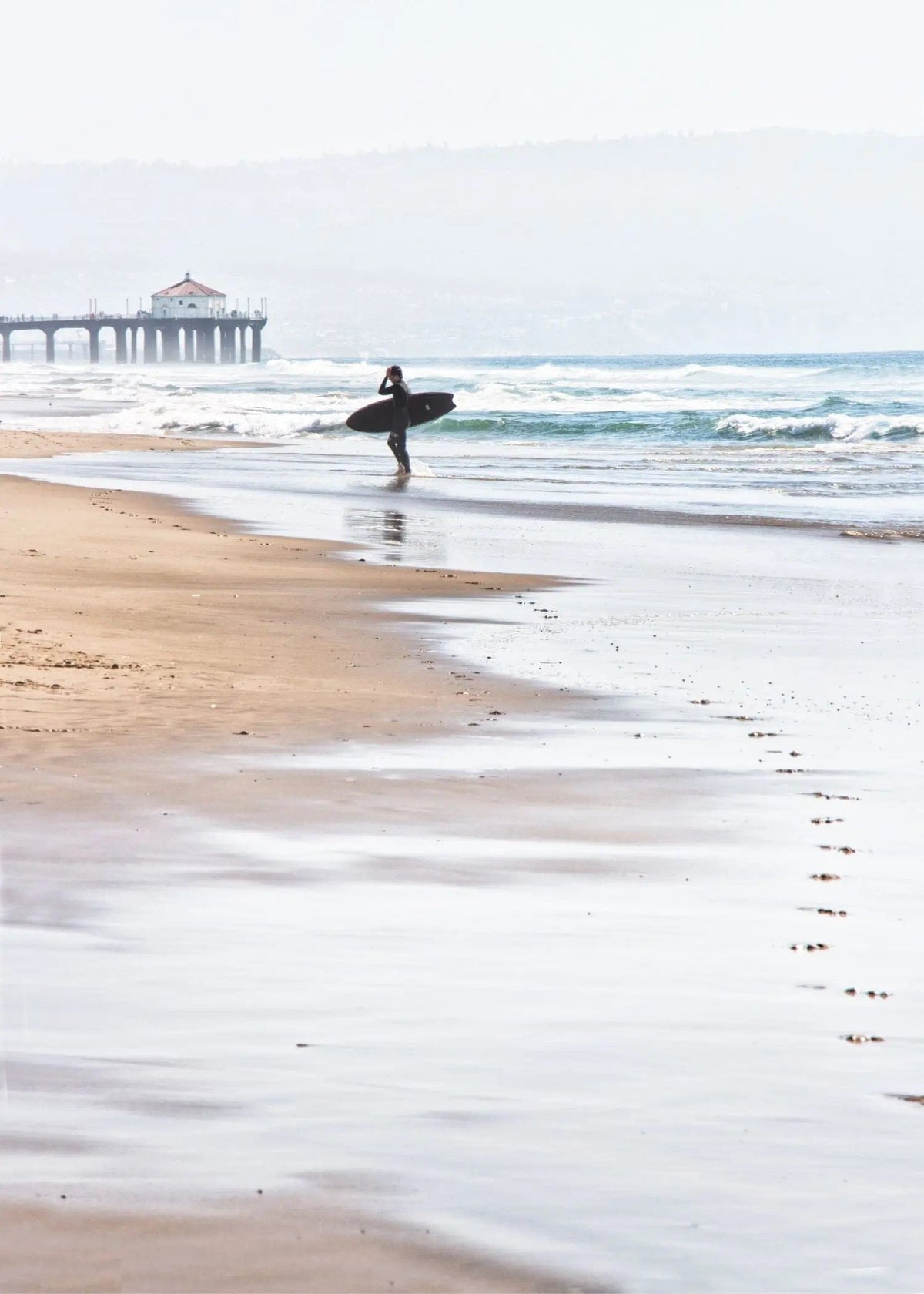 Schwarz-weiß Poster von Cosman-Photocollection, Kalifornien Manhattan Beach Surfer, A4-Größe 21x29,7cm, mit weißem Rand.