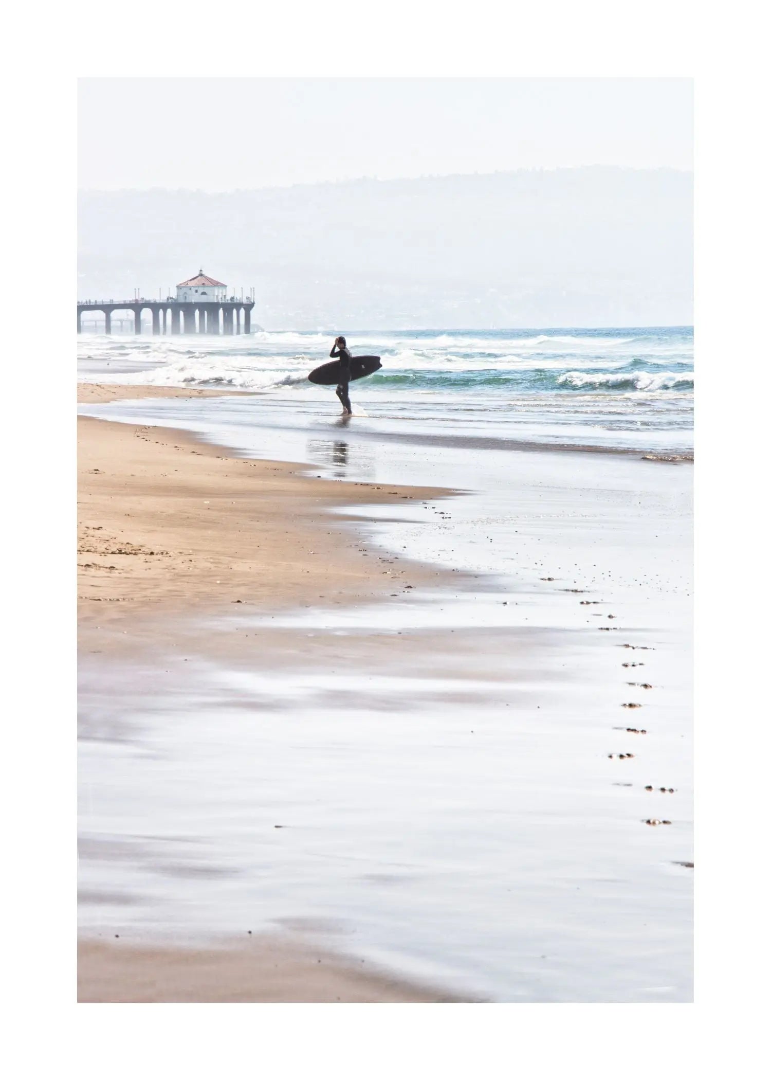 Schwarzweiß-Poster von Cosman-Photocollection, Kalifornien Manhattan Beach Surfer, 21x29,7 cm, A4 Druck, mit weißem Rand