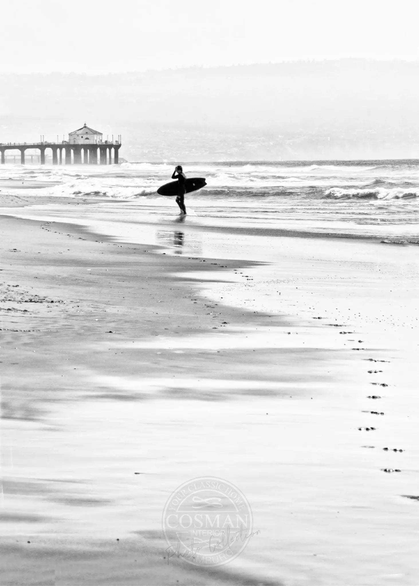 Schwarz-Weiß-Poster von Cosman-Photocollection, Kalifornien Manhattan Beach mit Surfer-Motiv, 21x29,7 cm, A4-Größe.