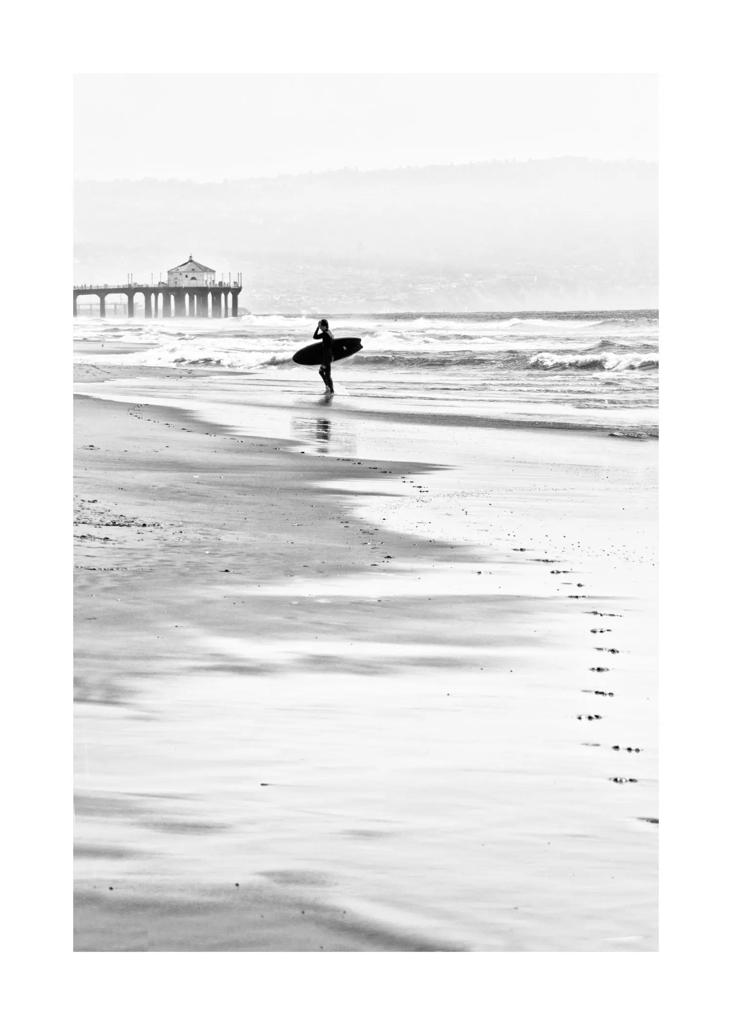 Schwarz-weiß Poster von Cosman-Photocollection mit Surfer am Manhattan Beach, Kalifornien, im A4-Format, mit weißem Rand.