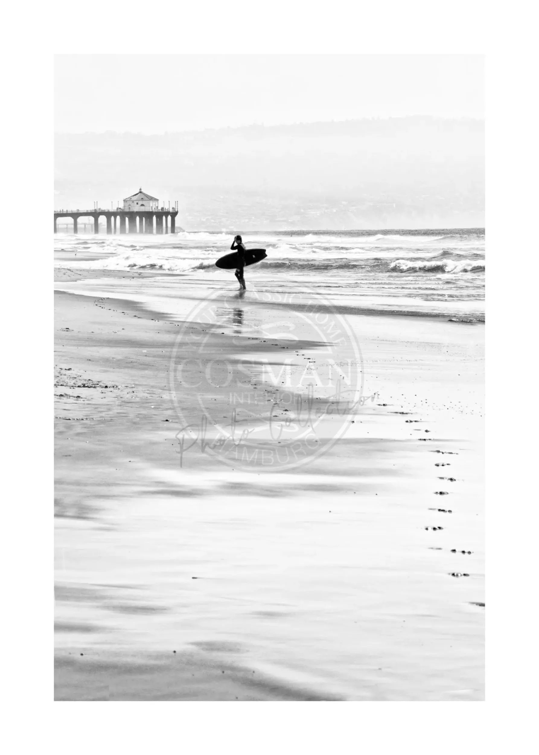 Schwarz-weiß Poster von Cosman-Photocollection, Kalifornien Manhattan Beach Surfer, A4 Druck mit weißem Rand, 21x29,7 cm