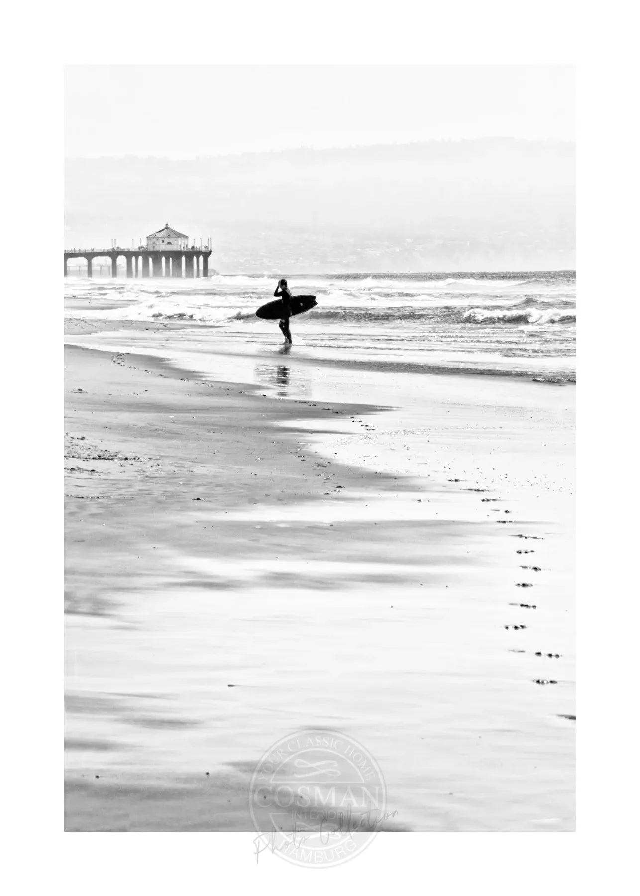 Schwarz-weiß Poster von Cosman-Photocollection, Kalifornien Manhattan Beach Surfer, A4 Druck mit weißem Rand, 21x29,7 cm