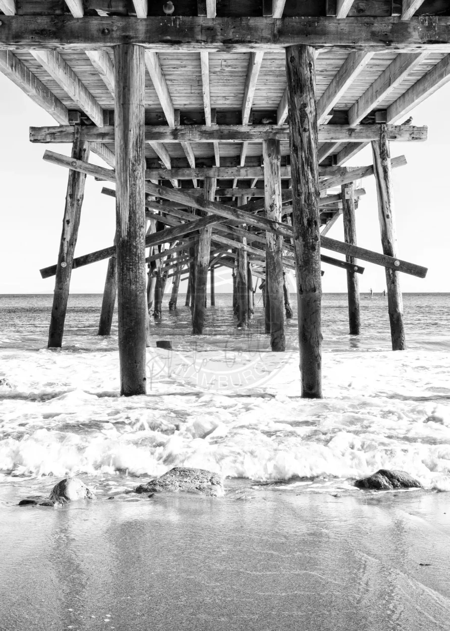 Schwarz-weiß Poster von Kalifornien ’Pier’ von Cosman-Photocollection, A4-Größe mit weißem Rand, zeigt Pier an der Küste