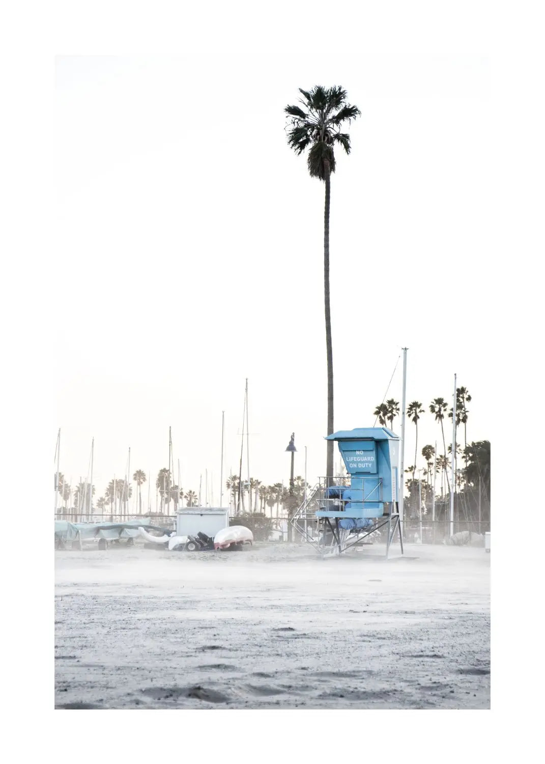 Schwarz-Weiß-Poster von Santa Barbara Beach in Kalifornien, 21x29,7 cm, von Cosman-Photocollection mit weißem Rand.