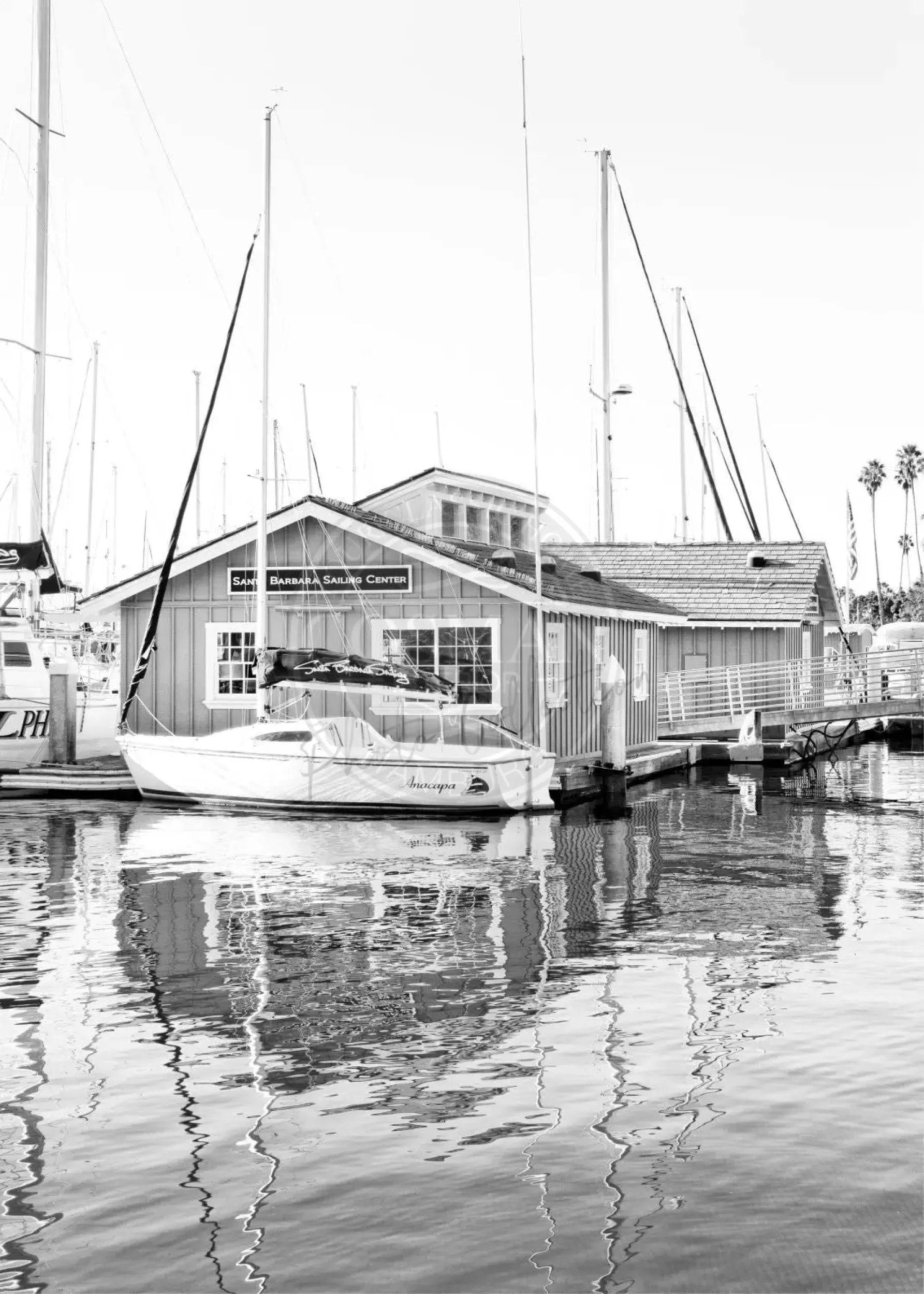 Schwarz-weiß Poster von Cosman-Photocollection mit Motiv des Boat House in Santa Barbara, Kalifornien, im A4-Format