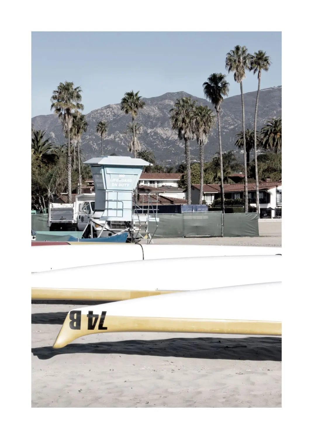 Schwarz-weiß Poster von Santa Barbara, Kalifornien, im A4-Format, mit weißem Rand, von Cosman-Photocollection.
