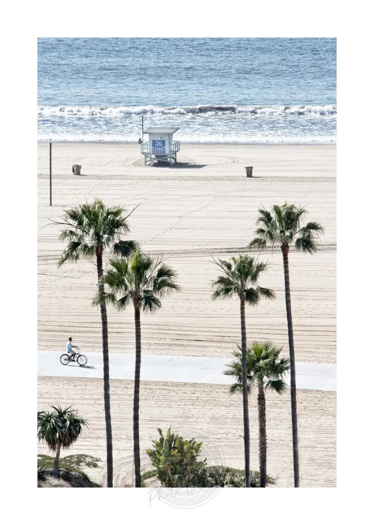 Schwarz-weiß Poster von Santa Monica Beach in Kalifornien, A4-Größe, von Cosman-Photocollection, mit weißem Rand.