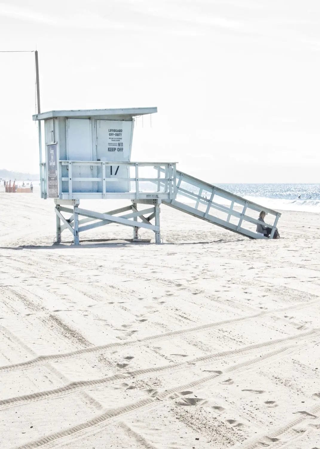 Schwarz-weiß Poster von Santa Monica Strand mit Lifeguard-Schild, von Cosman-Photocollection, 21x29,7 cm, mit weißem Rand.