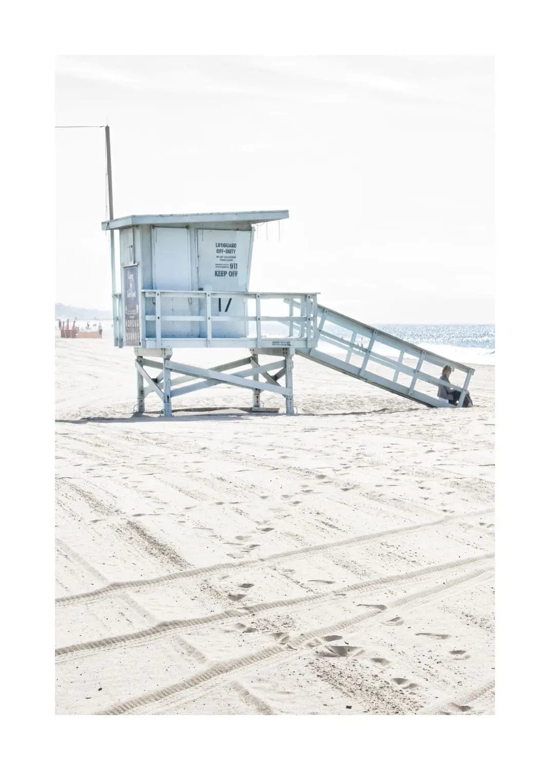 Schwarz-weiß Poster von Santa Monica Strand mit Lifeguard-Station, von Cosman-Photocollection, A4-Größe, mit weißem Rand.