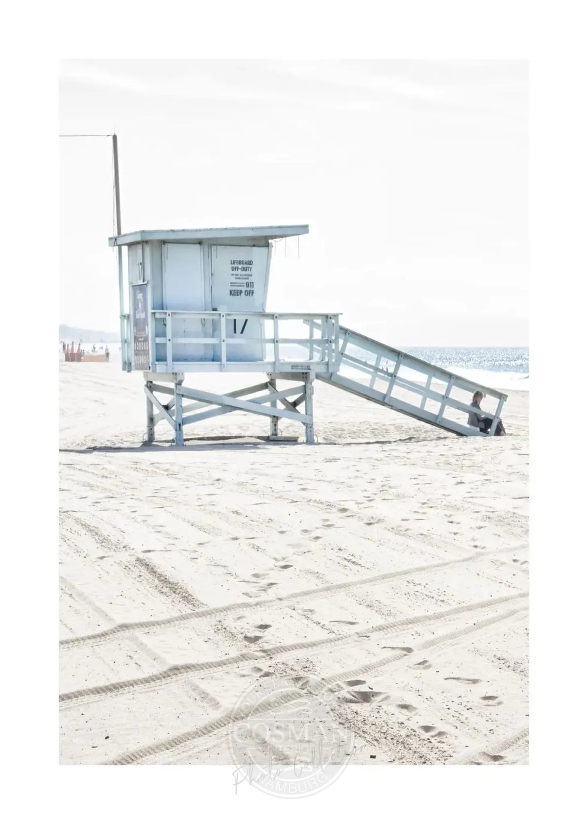 Schwarz-weiß Poster von Santa Monica Strand mit Lifeguard-Station, von Cosman-Photocollection, A4-Größe, mit weißem Rand.