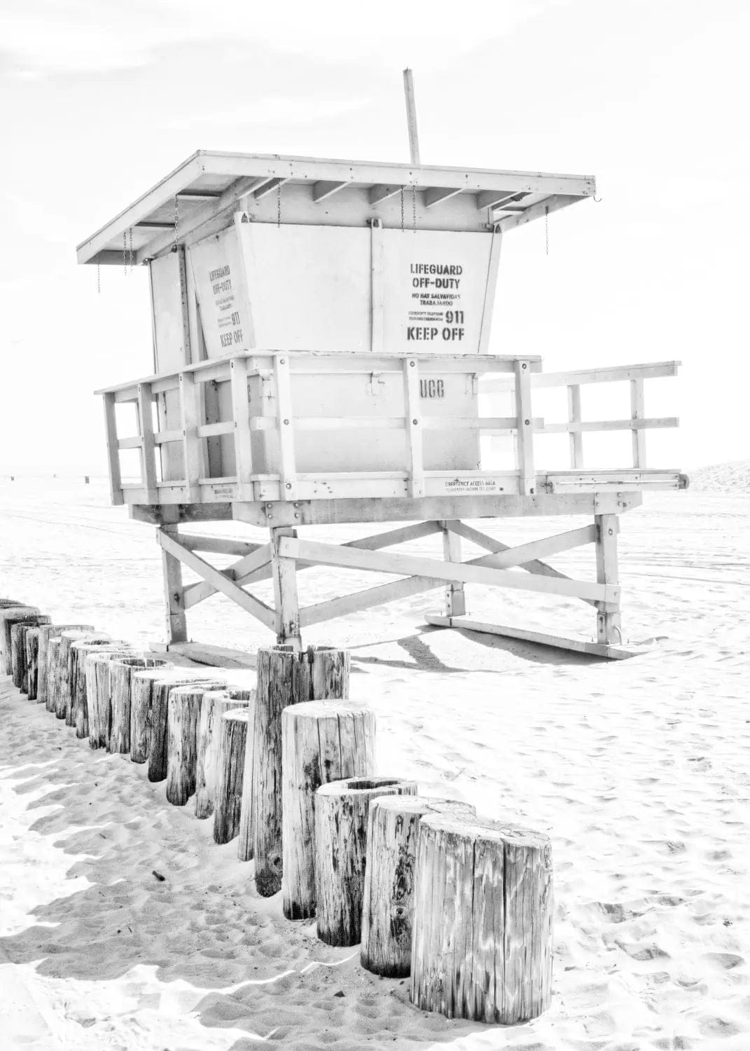 Schwarz-weiß Poster von Cosman-Photocollection mit Santa Monica Lifeguard am Strand, 21x29,7 cm, A4, mit weißem Rand