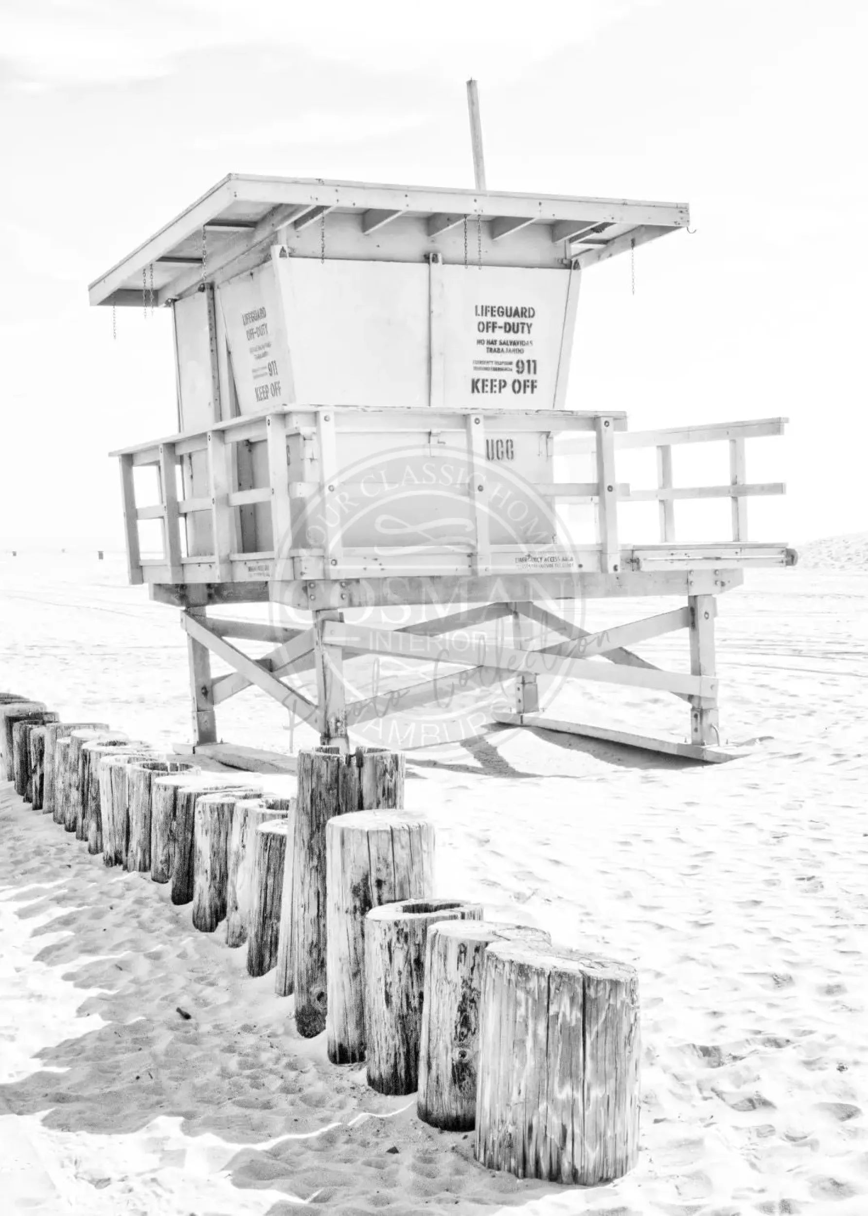 Schwarz-weiß Poster von Cosman-Photocollection mit Santa Monica Lifeguard am Strand, 21x29,7 cm, A4, mit weißem Rand