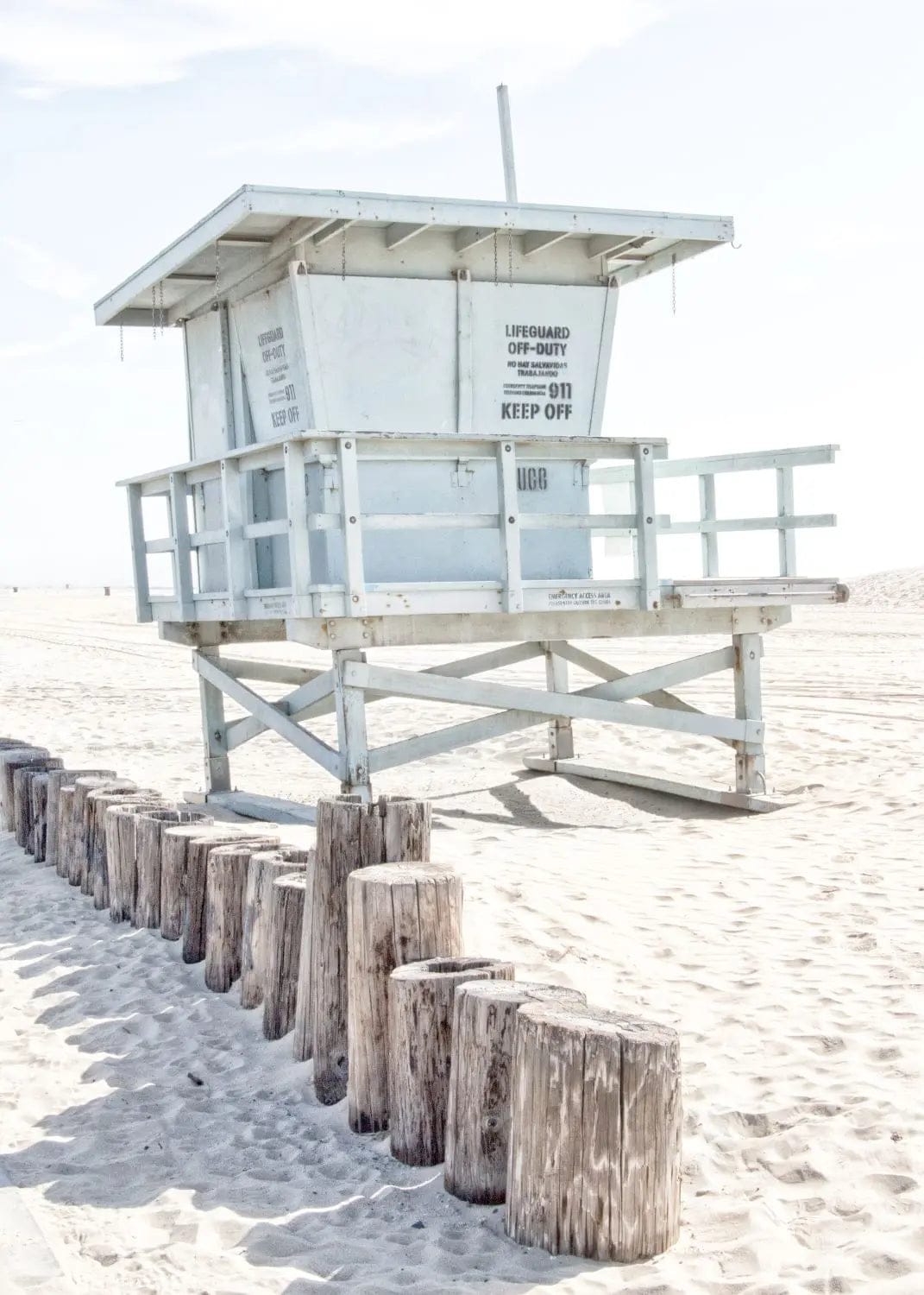 Schwarz-weiß Poster von Santa Monica Beach mit Lifeguard-Logo, 21x29,7 cm, von Cosman-Photocollection.