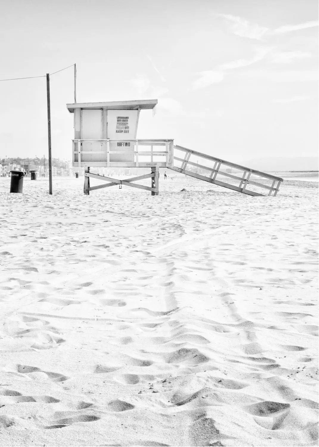 Schwarzweiß-Poster von Cosman-Photocollection mit Santa Monica Strand Lifeguard, 21x29,7 cm, mit weißem Rand.