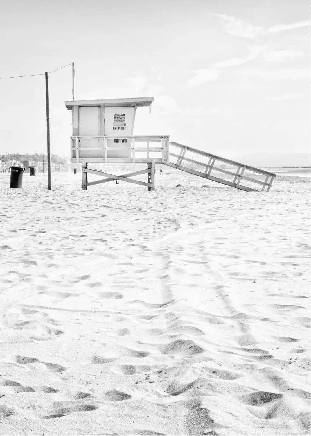 Schwarzweiß-Poster von Cosman-Photocollection mit Santa Monica Strand Lifeguard, 21x29,7 cm, mit weißem Rand.