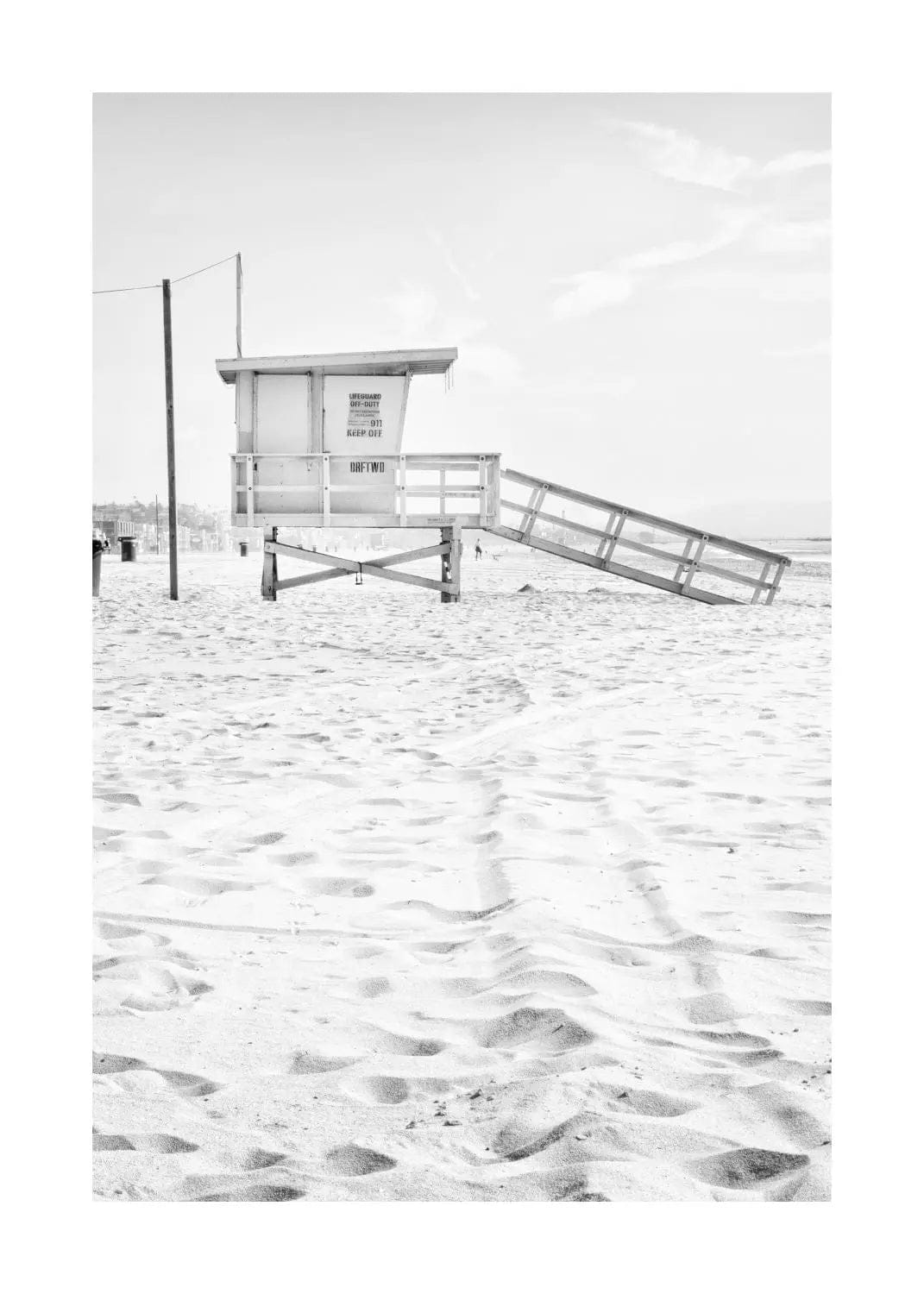 Schwarz-weiß Poster von Cosman-Photocollection mit Strandlifeguard in Santa Monica, Kalifornien, im A4-Format, mit weißem Rand.