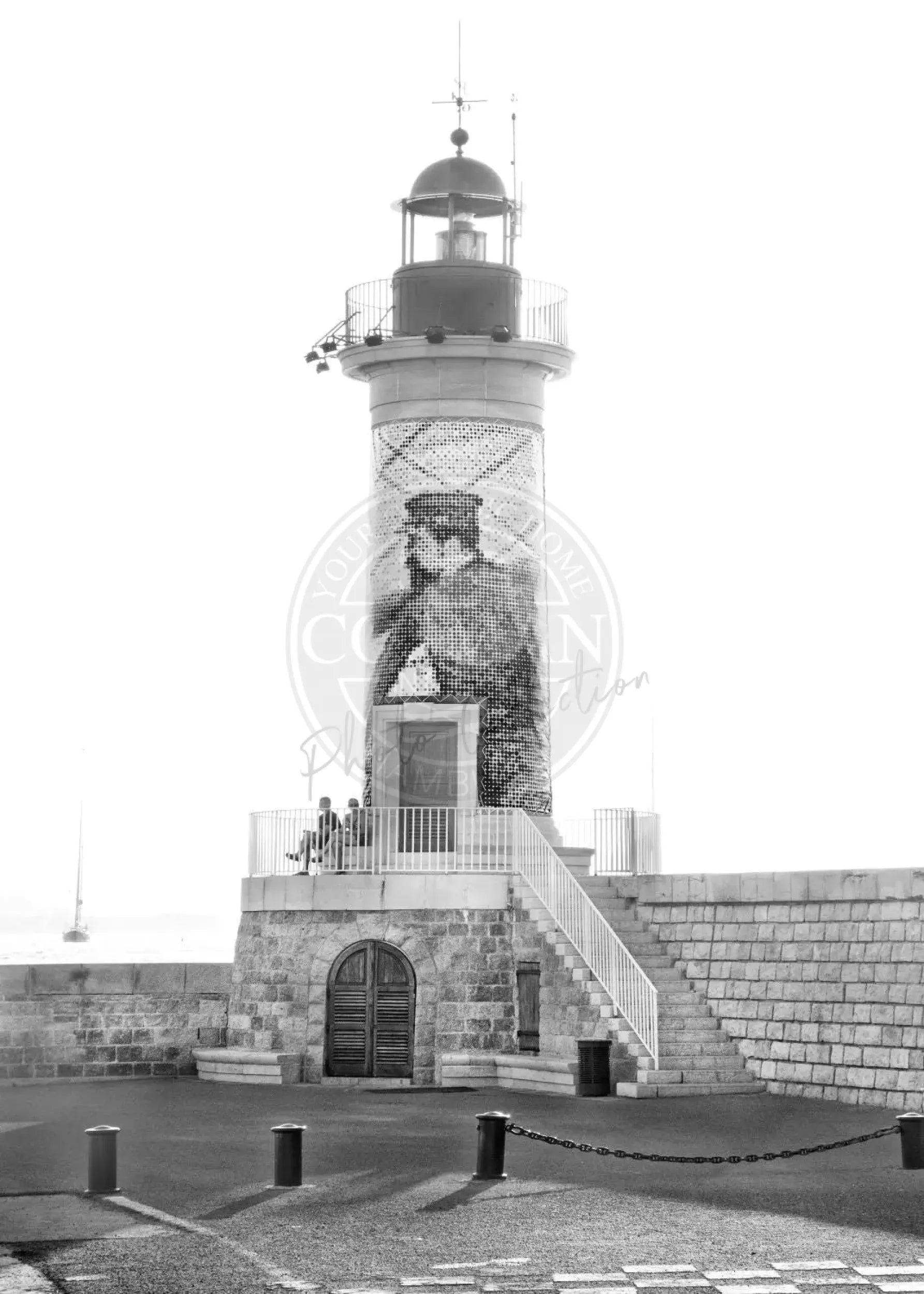 Schwarz-weiß Poster vom Leuchtturm in Saint Tropez, 21x29,7 cm, von Cosman-Photocollection, mit weißem Rand.