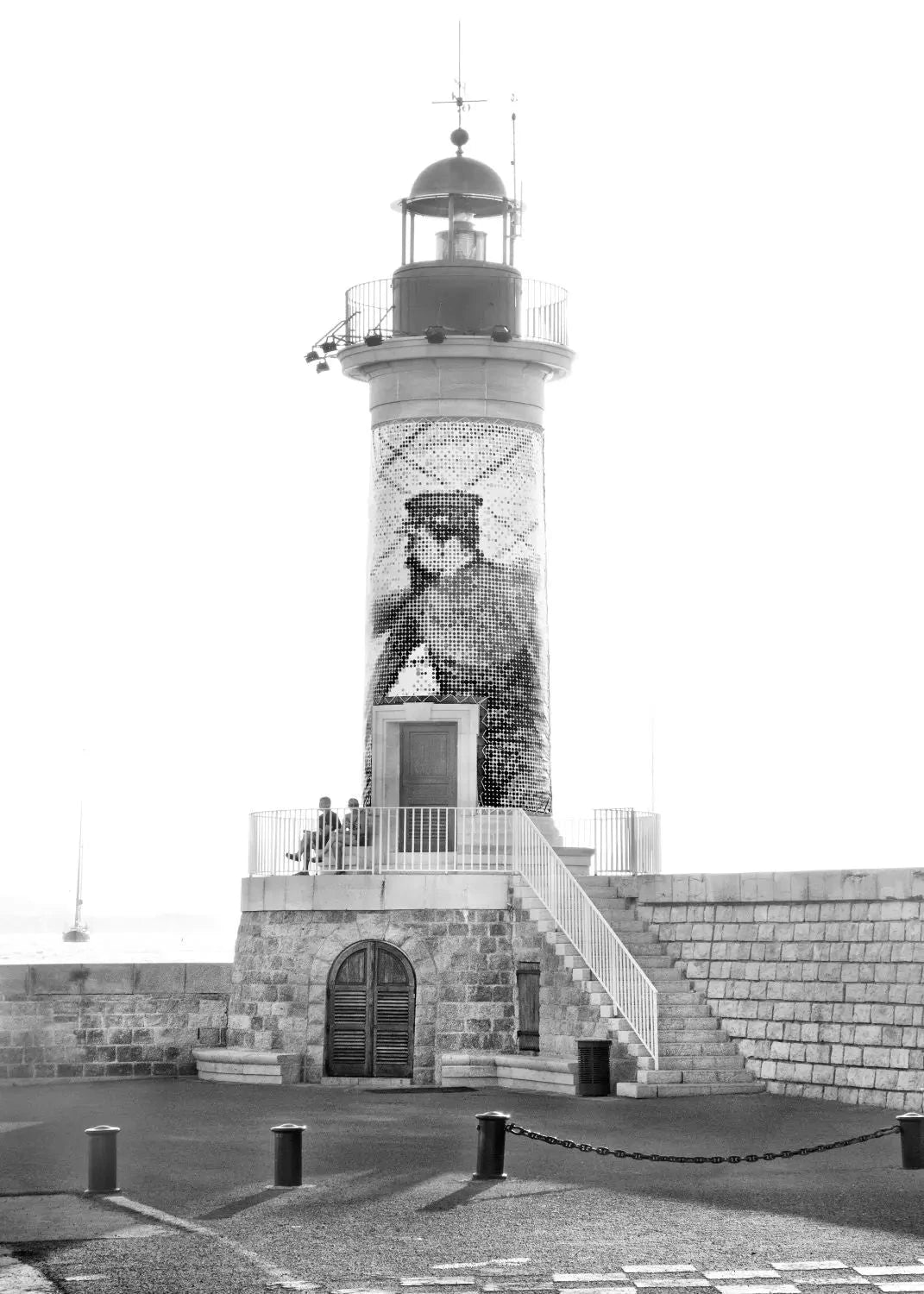 Schwarz-weiß Poster vom Leuchtturm in Saint Tropez, 21x29,7 cm, von Cosman-Photocollection, mit weißem Rand.