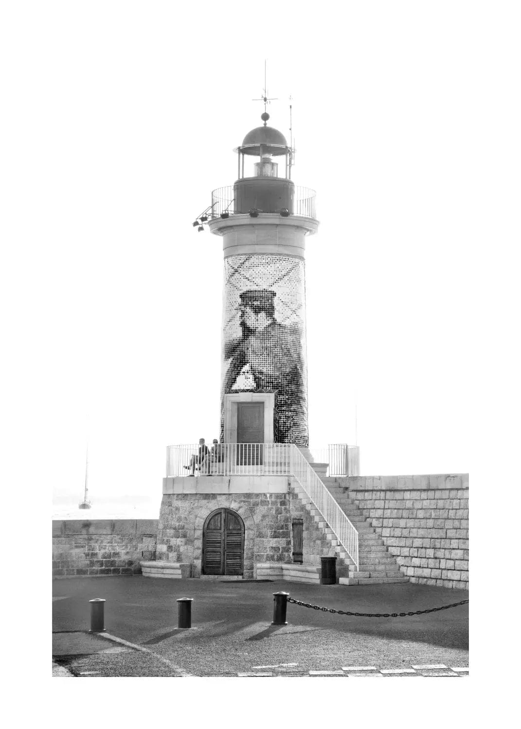 Schwarz-weiß Poster von Cosman-Photocollection mit Leuchtturm in Saint Tropez, 21x29,7 cm, mit weißem Rand.