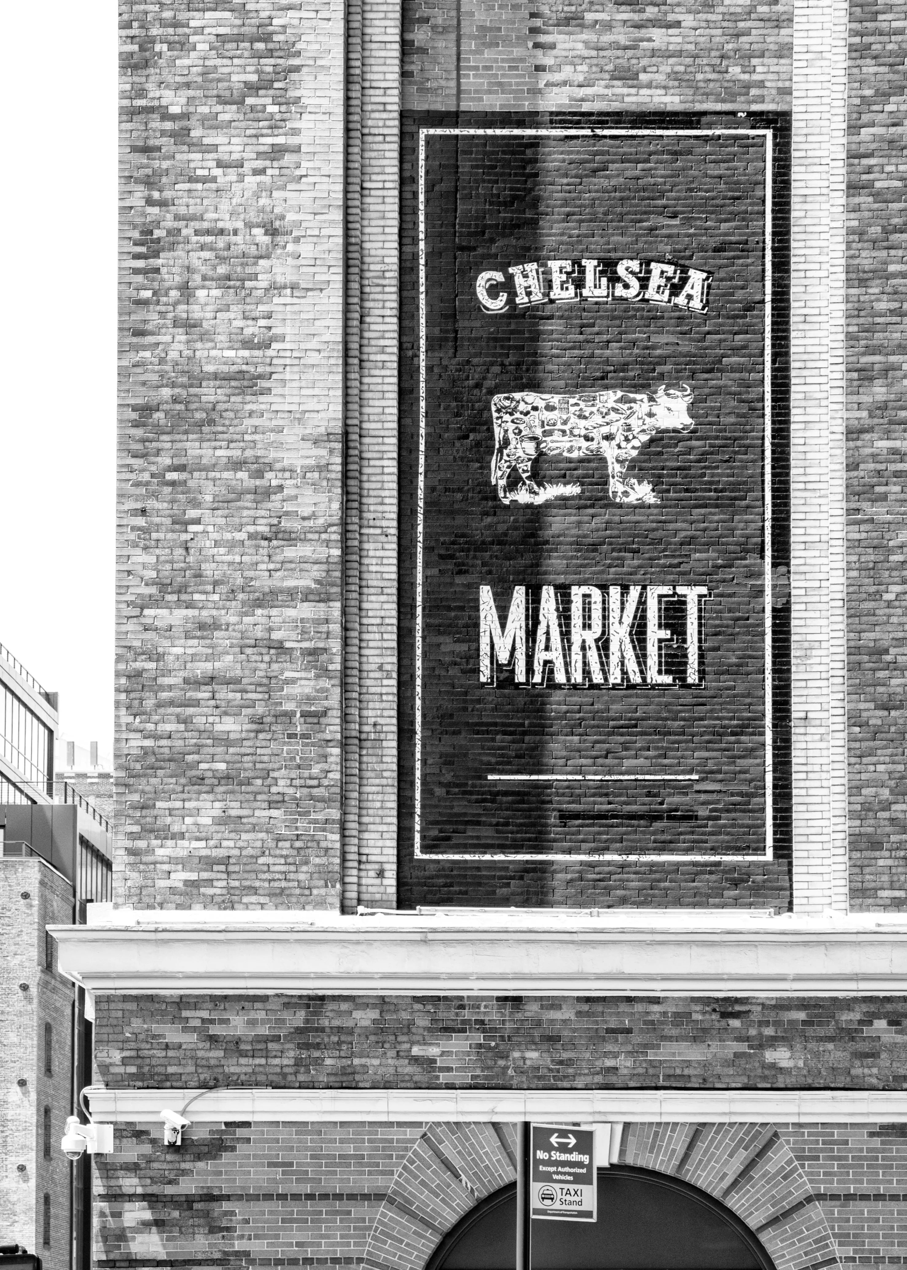 Schwarz-Weiß-Poster des Chelsea Market in New York von Cosman-Photocollection, A4-Größe, mit weißem Rand.