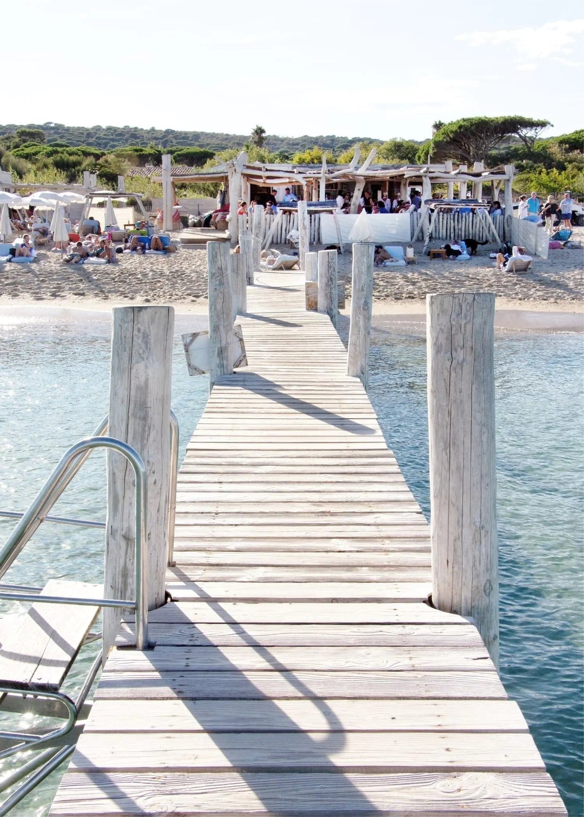 Schwarz-weiß Poster von Saint Tropez am Strand mit Le Club 55, 21x29,7 cm, von Cosman-Photocollection.