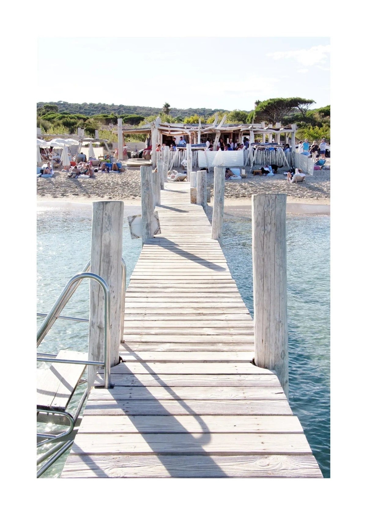 Schwarz-weiß Poster von Saint Tropez ’Beach Le Club 55’ von Cosman-Photocollection, A4-Größe, mit weißem Rand.