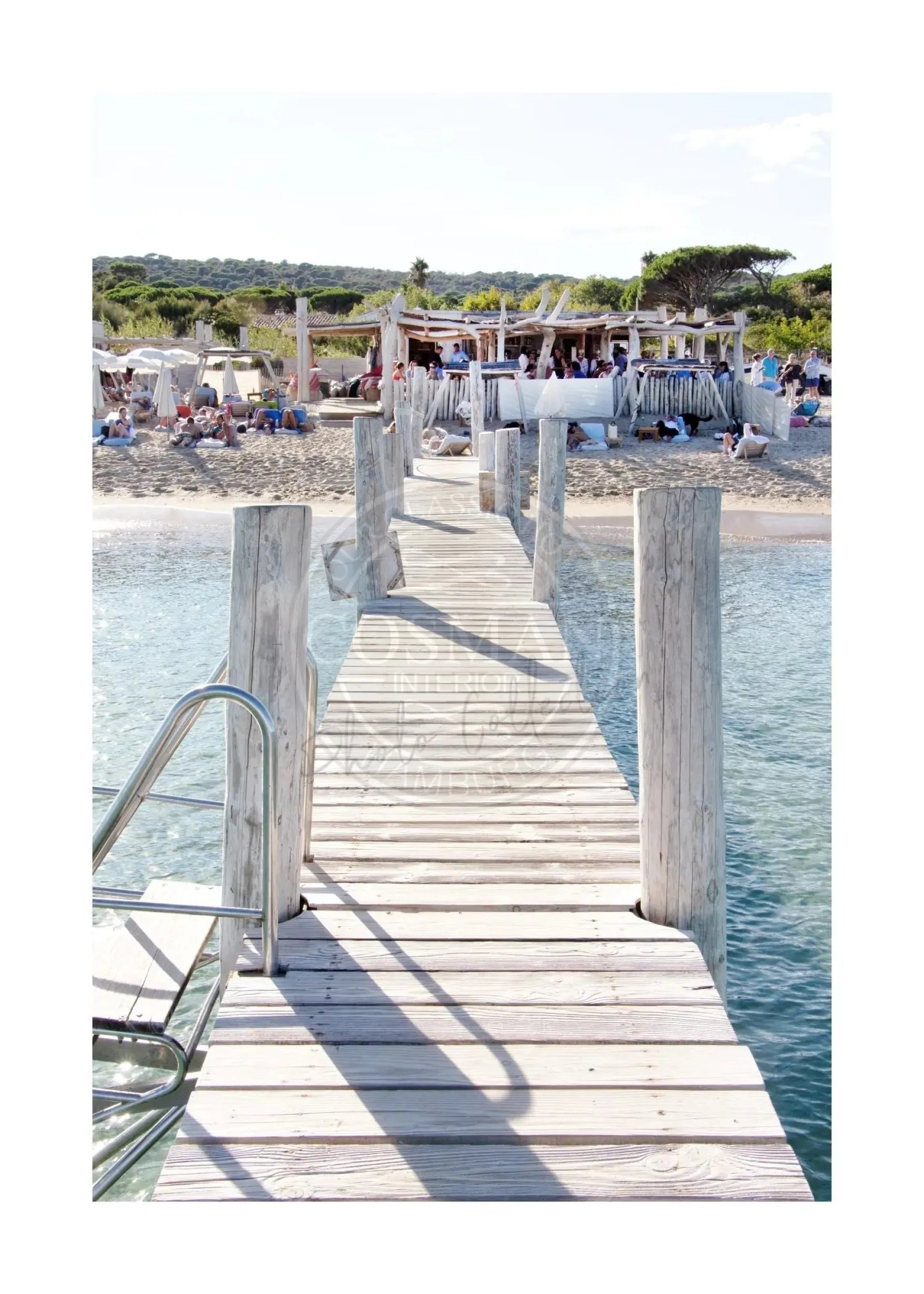 Schwarz-weiß Poster von Saint Tropez ’Beach Le Club 55’ von Cosman-Photocollection, A4-Größe, mit weißem Rand.