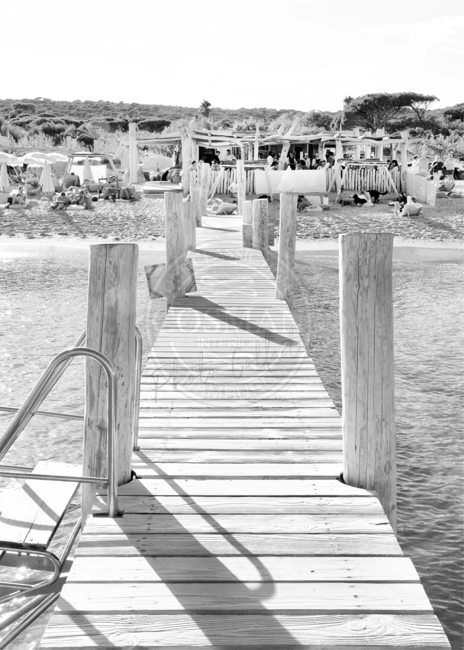 Schwarz-weiß Poster von Cosman-Photocollection mit weißen Rand, zeigt den Strand von Saint Tropez am Le Club 55, A4 Größe.