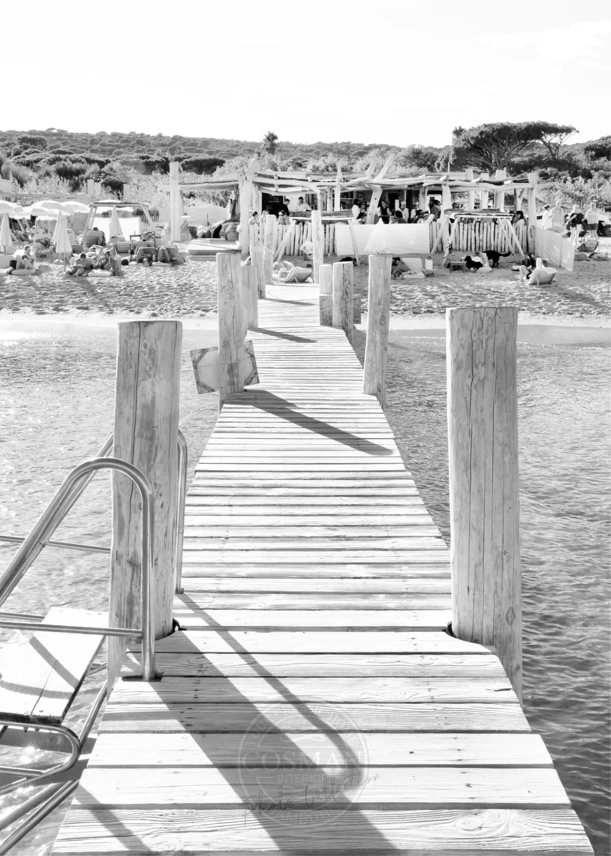 Schwarz-weiß Poster von Cosman-Photocollection mit weißen Rand, zeigt den Strand von Saint Tropez am Le Club 55, A4 Größe.